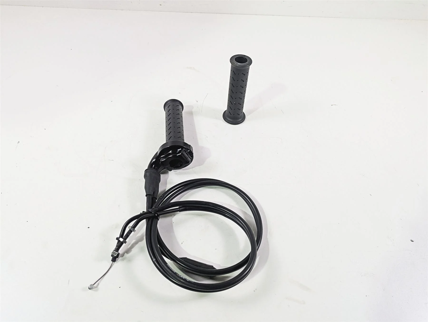 2013 Triumph Bonneville Throttle Cables & Grip Set T2040252 T2040740 T2040254 - Image 4