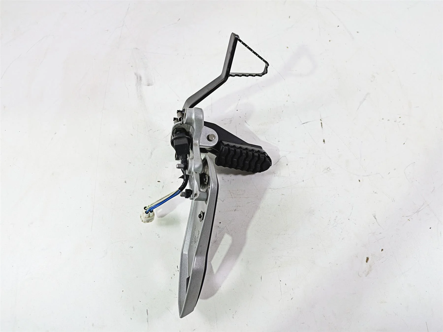 2013 Triumph Tiger 1215 Explorer Right Front Footpeg & Brake Pedal T2080788 - Image 4