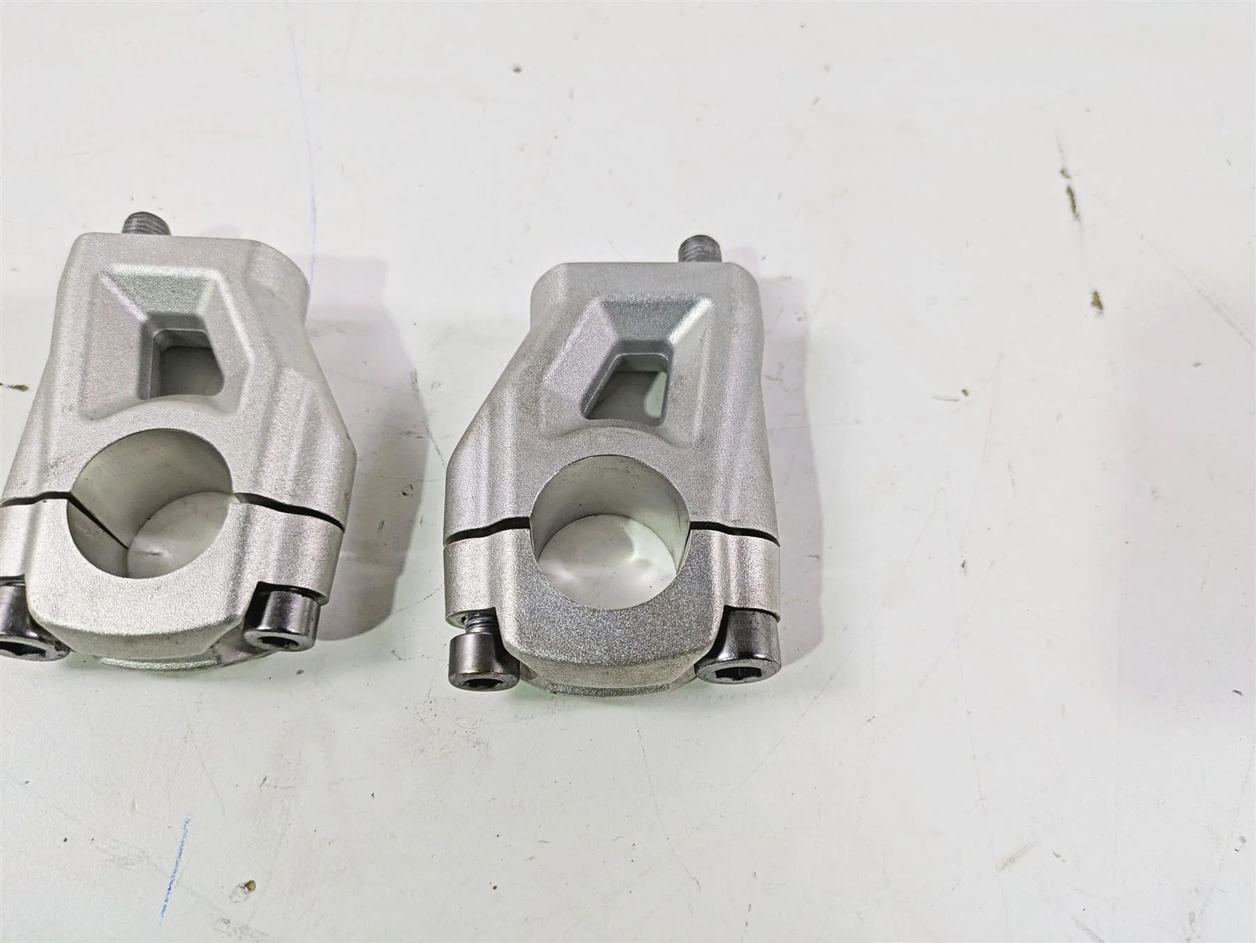 2013 Triumph Tiger 1215 Explorer Upper Lower Handlebar Riser Set T2040813 - Image 9