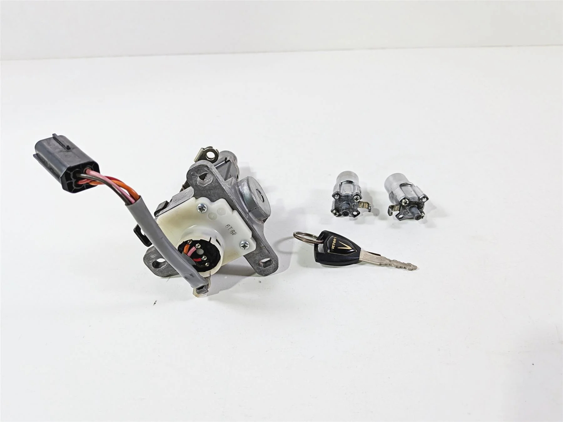 2013 Victory Vision Tour Ignition Switch Key Lock Set 1015982 - Image 5