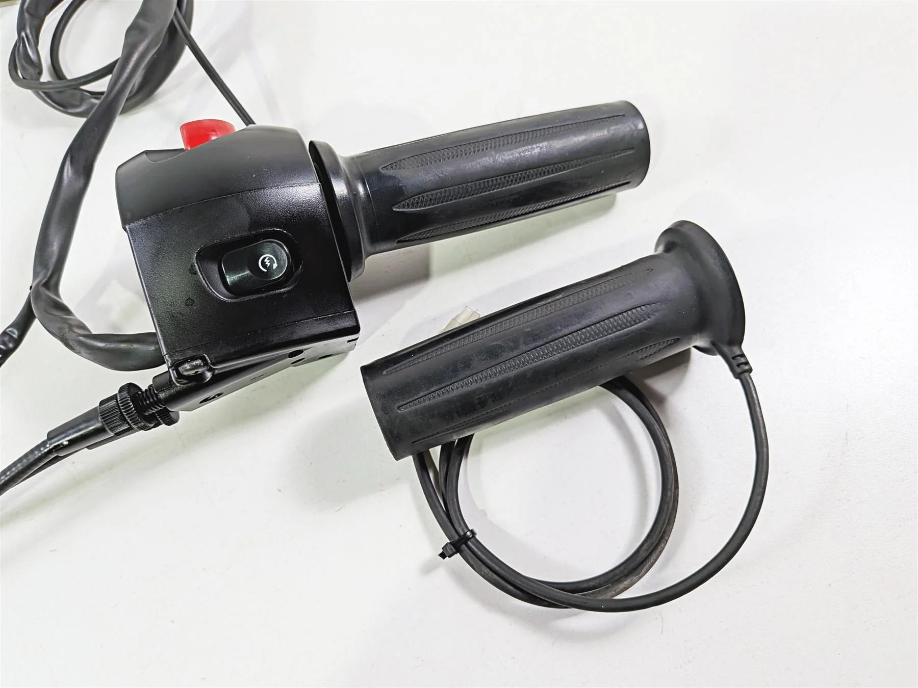 2013 Victory Vision Tour Right Hand Control Switch & Grip Heater 4011357 - Image 11