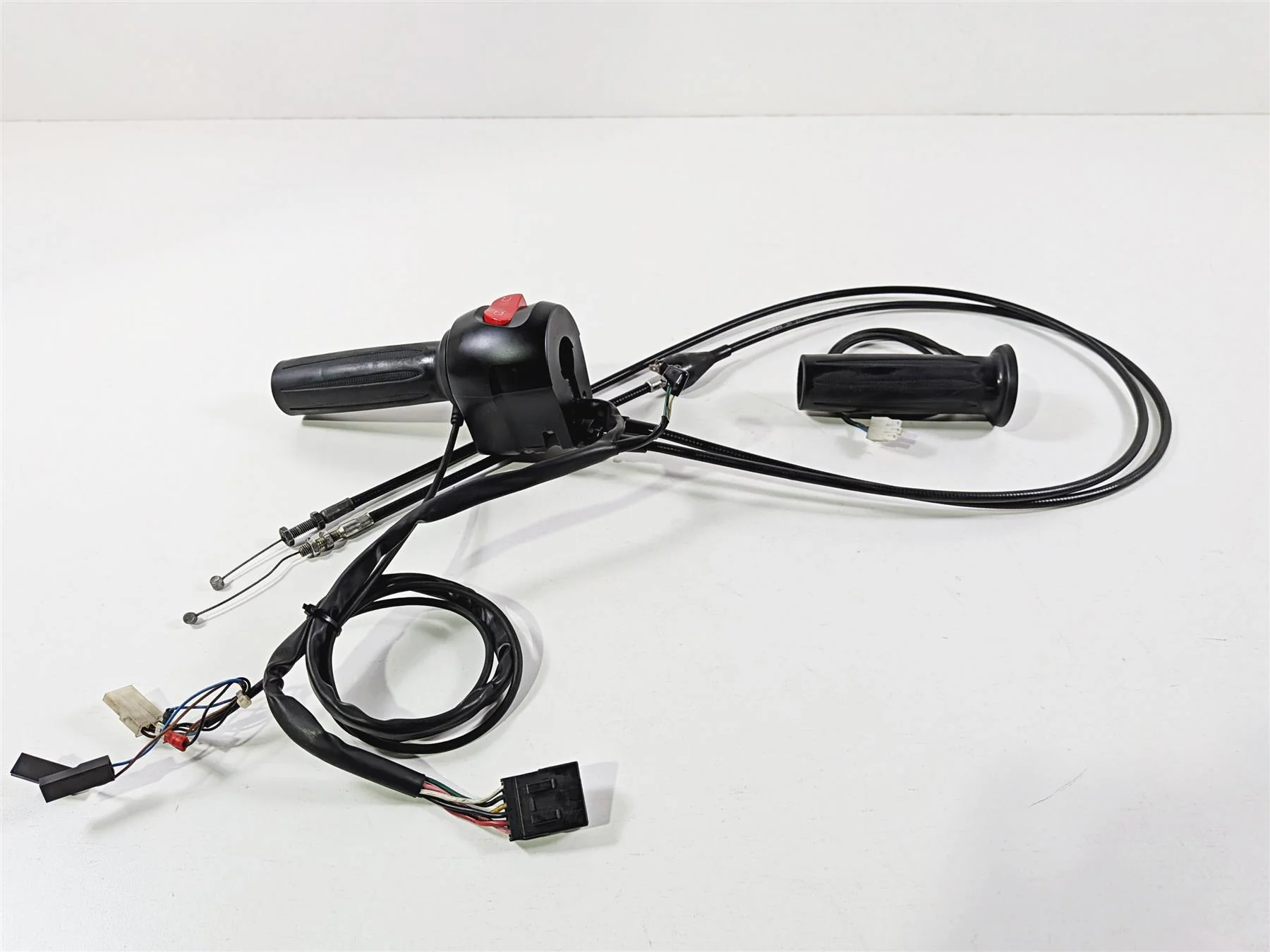 2013 Victory Vision Tour Right Hand Control Switch & Grip Heater 4011357 - Image 4