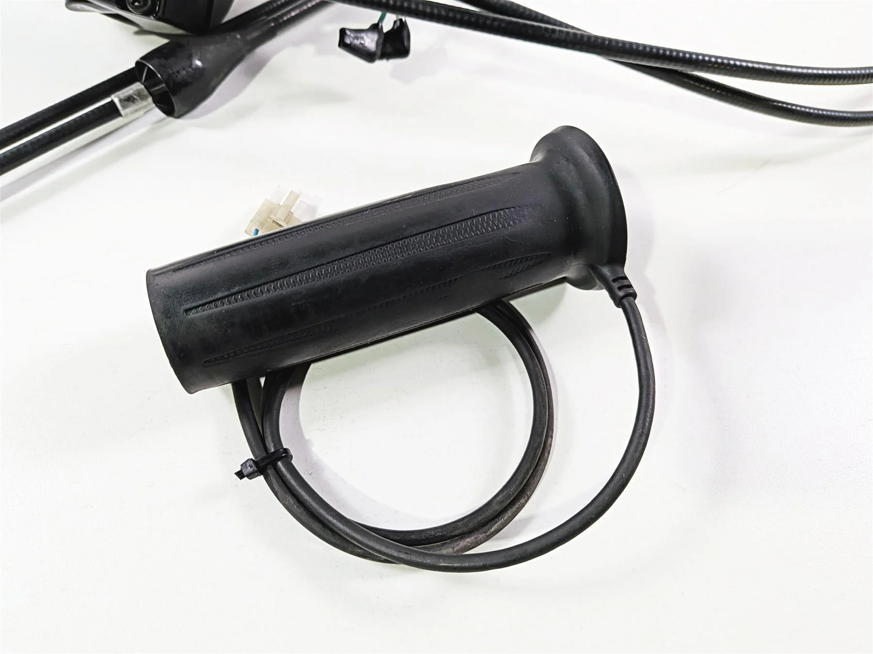2013 Victory Vision Tour Right Hand Control Switch & Grip Heater 4011357 - Image 8