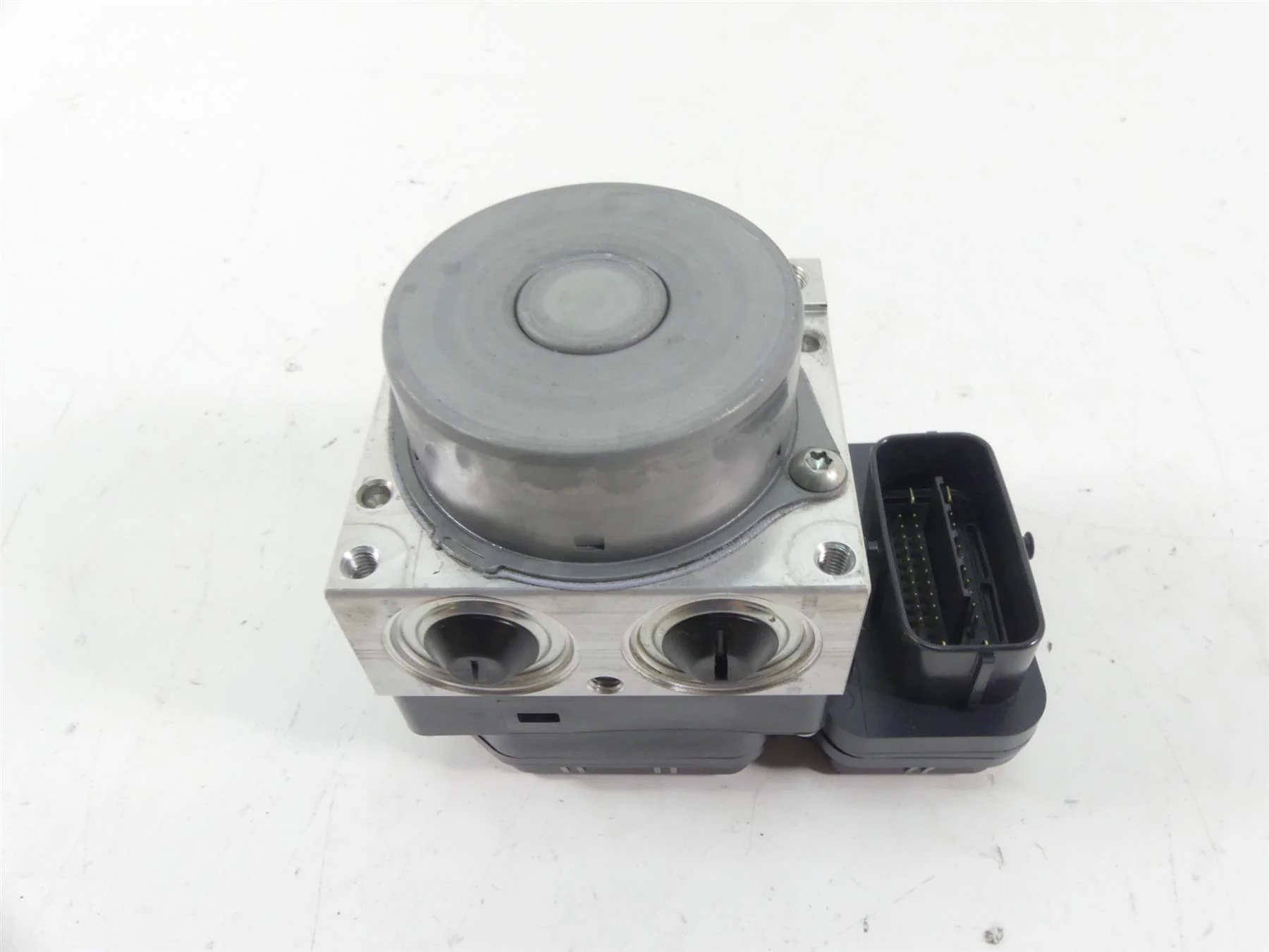 2013 Yamaha VMX17 V-Max 1700 Abs Brake Pump Pressure Module 2S3-85930-10-00 - Image 4