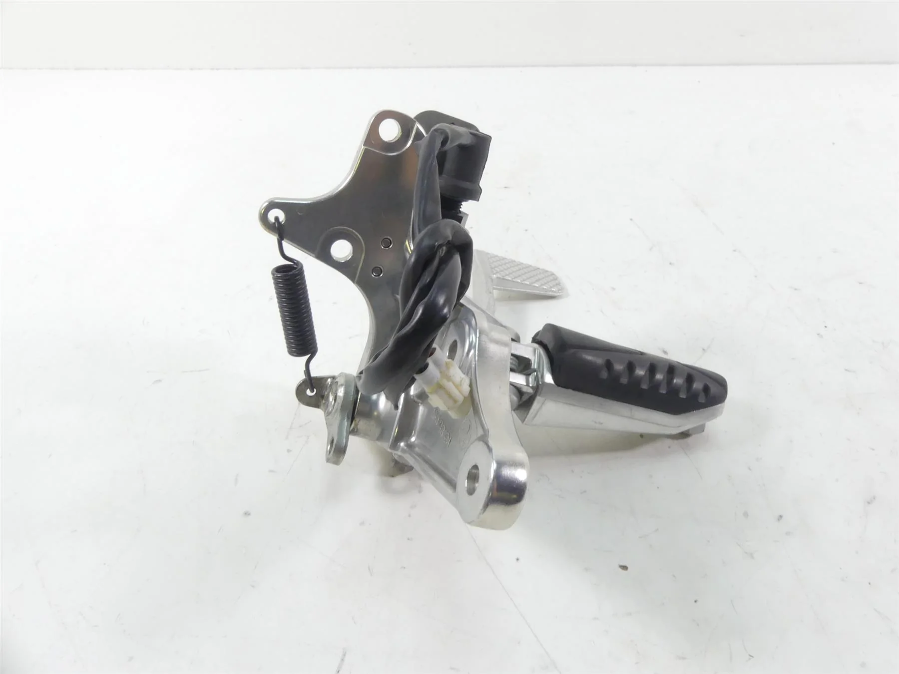 2013 Yamaha VMX17 V-Max 1700 Right Foot Peg + Brake Pedal Set 2S3-27443-00-00 - Image 3