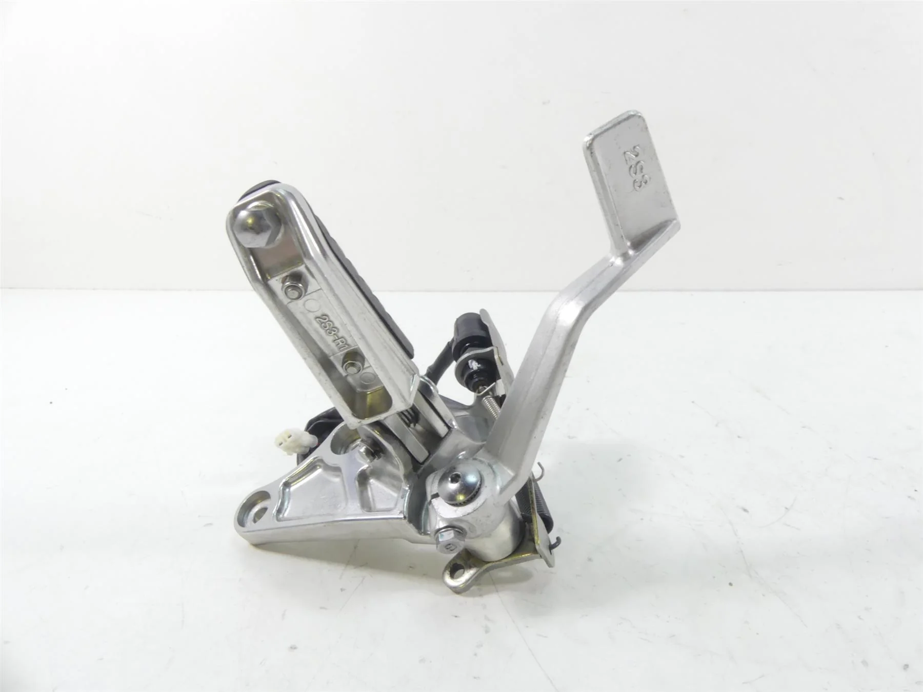 2013 Yamaha VMX17 V-Max 1700 Right Foot Peg + Brake Pedal Set 2S3-27443-00-00 - Image 4