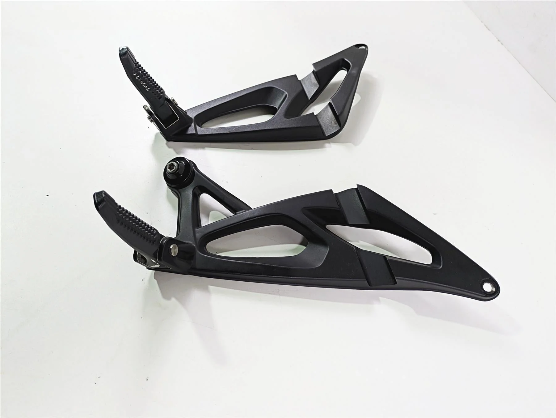 2014 BMW K1300S K40 Passenger Footpeg Foot Peg Set 46717715783 46717715784 - Image 3