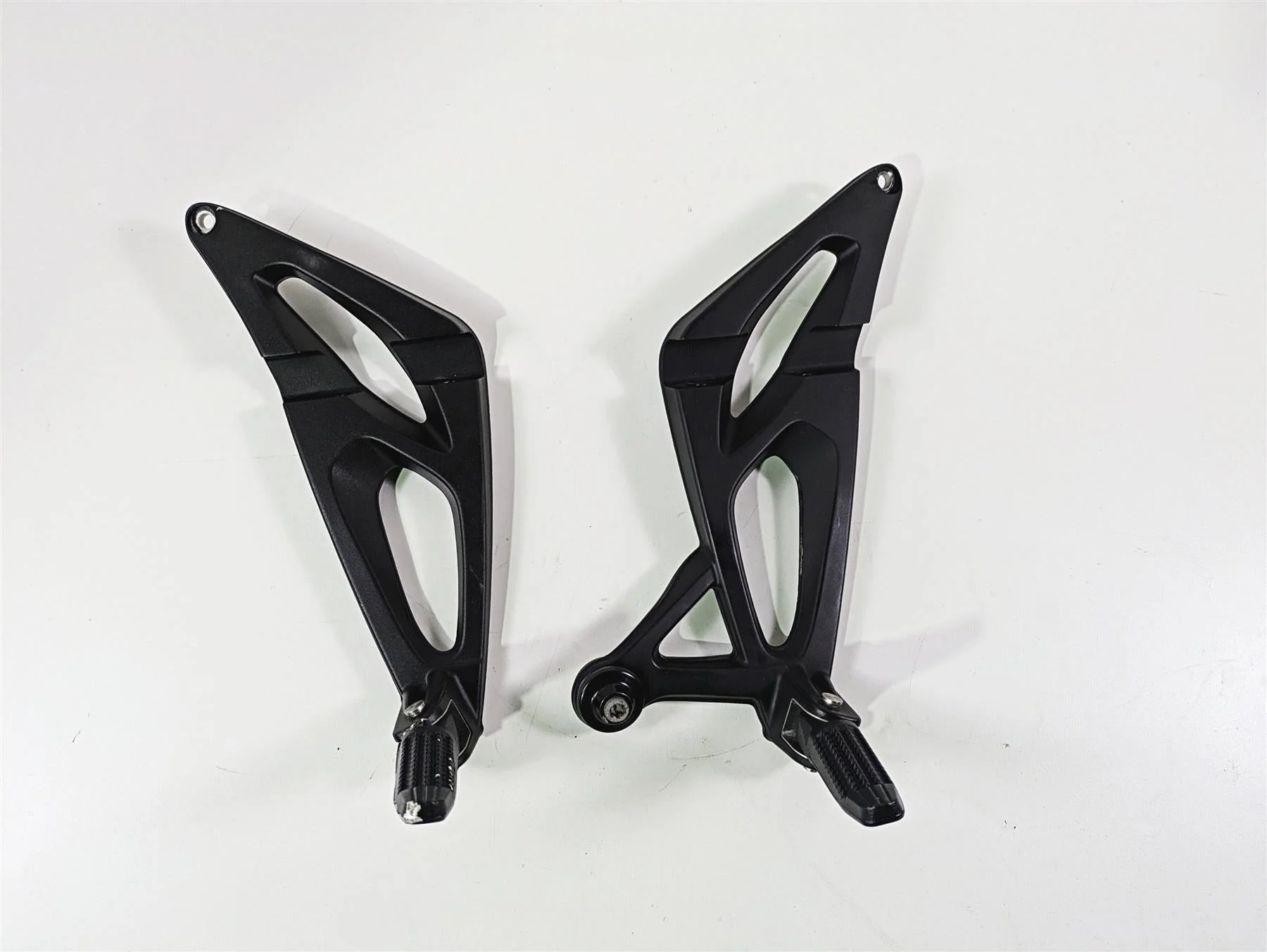 2014 BMW K1300S K40 Passenger Footpeg Foot Peg Set 46717715783 46717715784 - Image 4