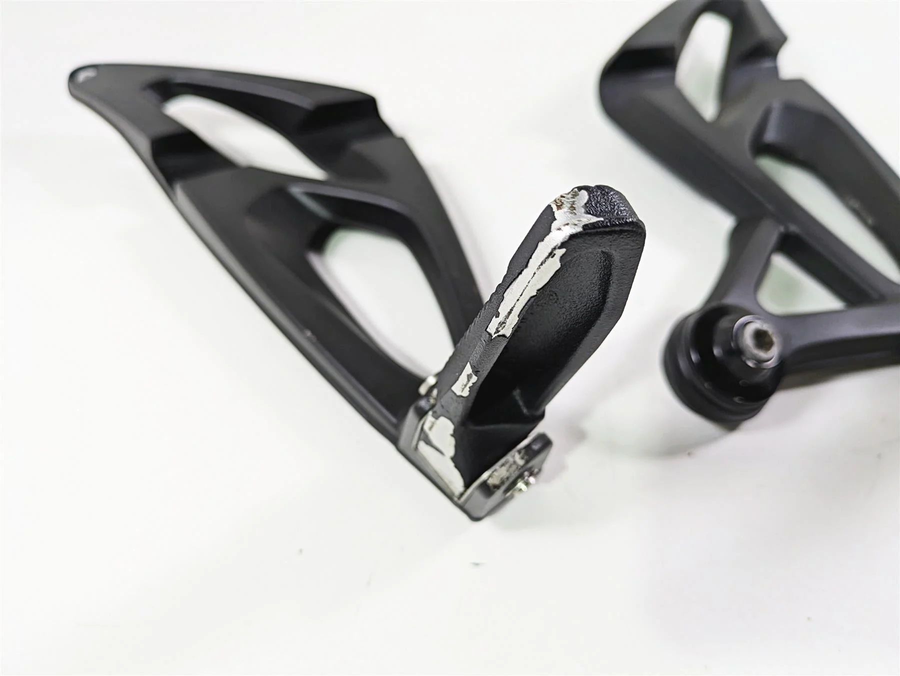 2014 BMW K1300S K40 Passenger Footpeg Foot Peg Set 46717715783 46717715784 - Image 5