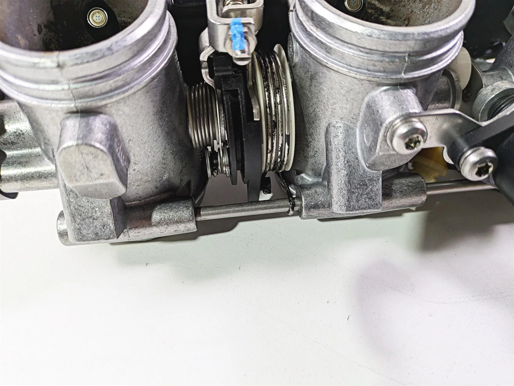 2014 BMW K1300S K40 Throttle Body Bodies Fuel Injectors Set 13547712156 - Image 9