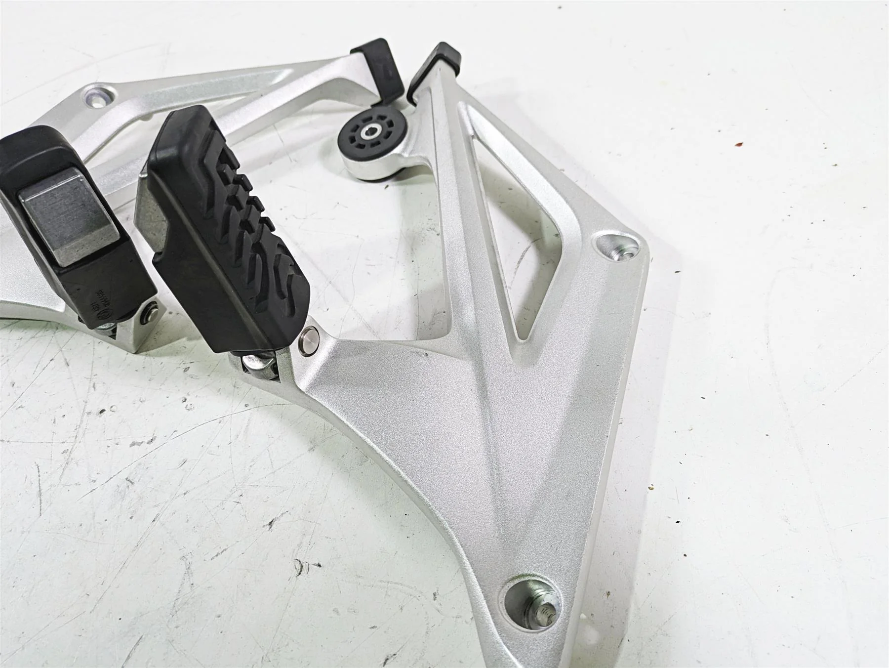 2014 BMW R1200 RT RTW K52 Passenger Footpeg Set 46718534789 46718534790 - Image 12