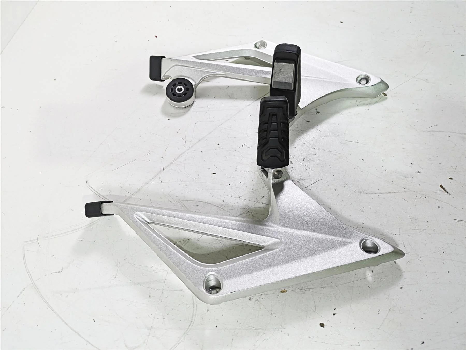 2014 BMW R1200 RT RTW K52 Passenger Footpeg Set 46718534789 46718534790 - Image 2