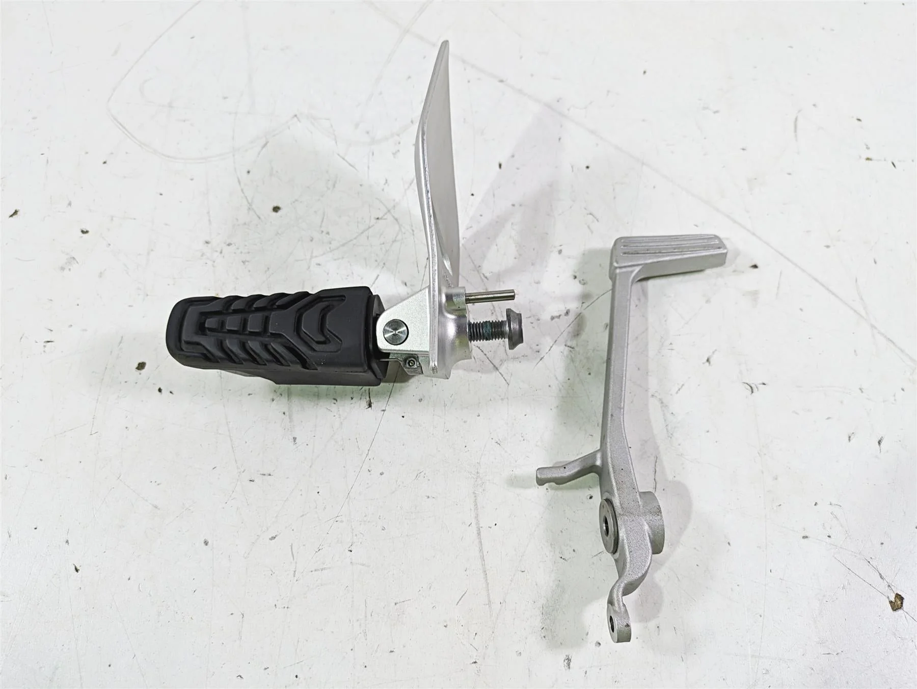 2014 BMW R1200 RT RTW K52 Right Left Footpeg & Brake Pedal 46718535642 - Image 2