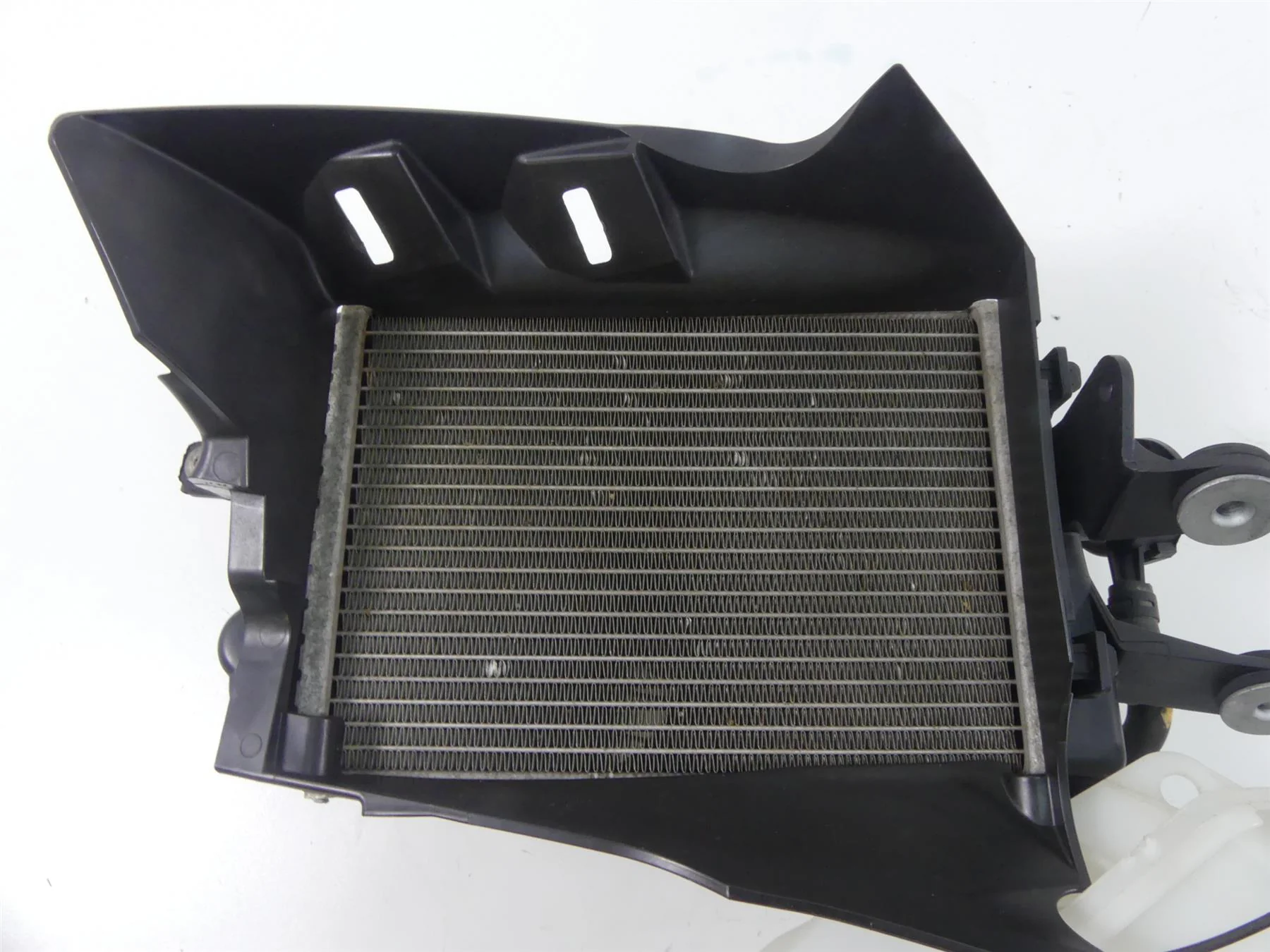 2014 BMW R1200GS K50 Right Side Radiator + Reservoir Fan & Cover 17118523117 - Image 4