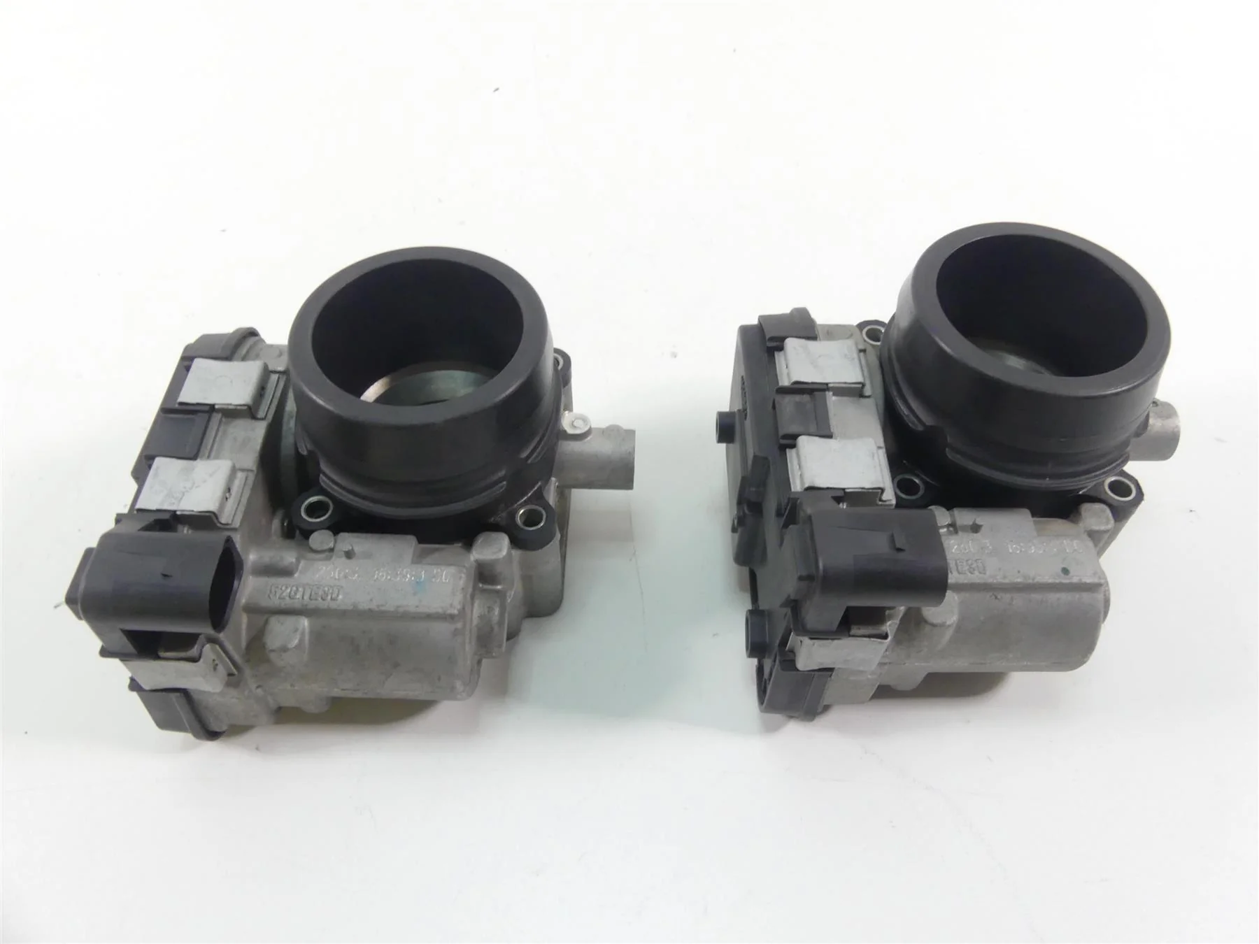 2014 Ducati Hypermotard 821 SP Throttle Bodies Body Fuel Injection Set 28240901A - Image 2
