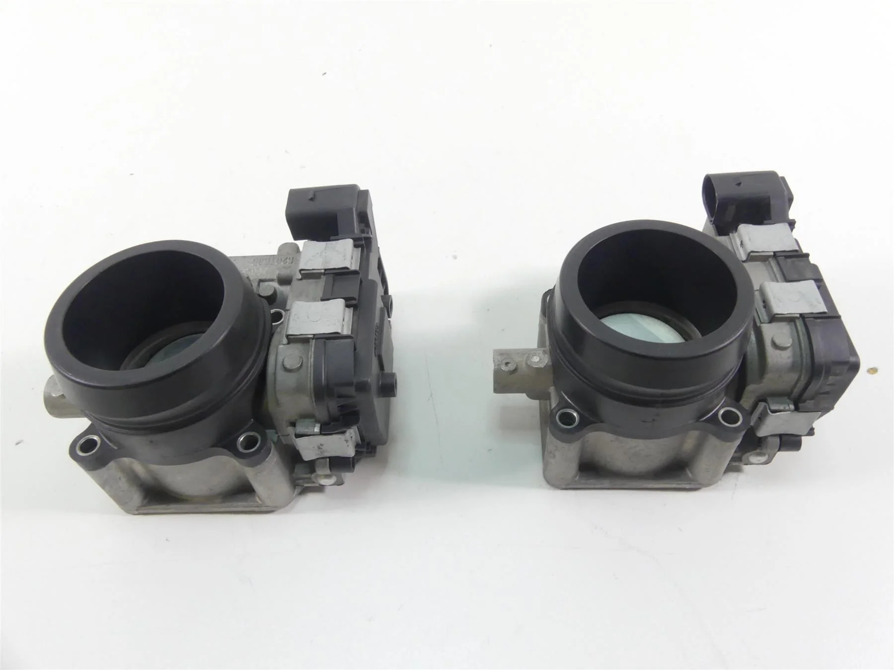 2014 Ducati Hypermotard 821 SP Throttle Bodies Body Fuel Injection Set 28240901A - Image 4