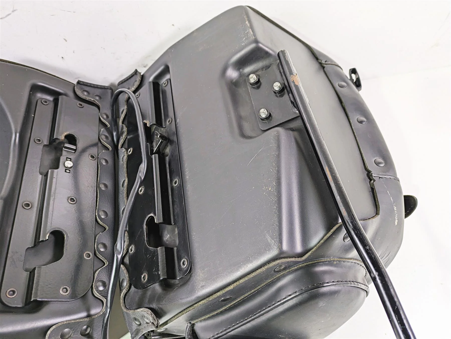 2014 Harley FLS Softail Slim Detachable Leather Saddlebag Set - Read 90200678 - Image 11