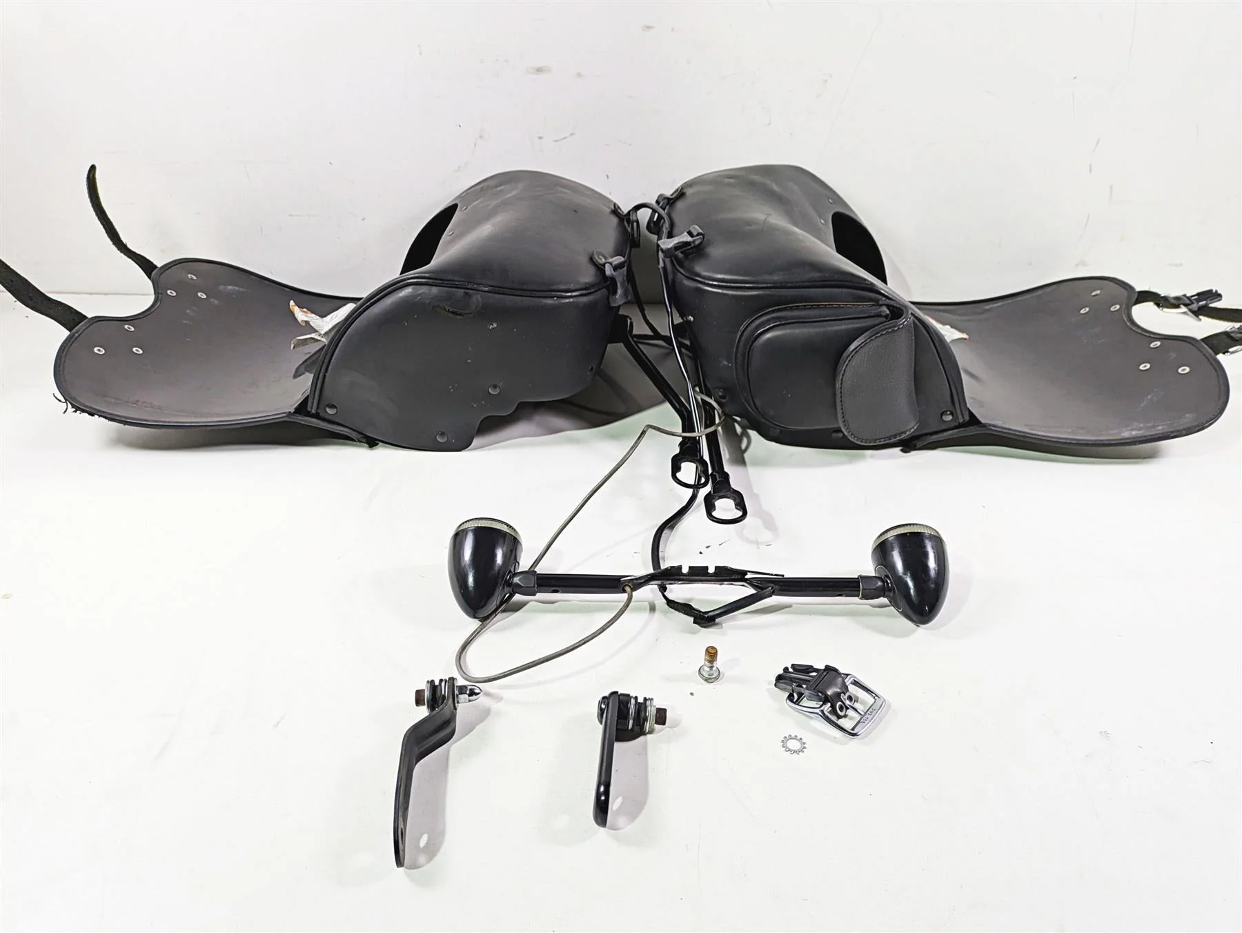 2014 Harley FLS Softail Slim Detachable Leather Saddlebag Set - Read 90200678 - Image 6