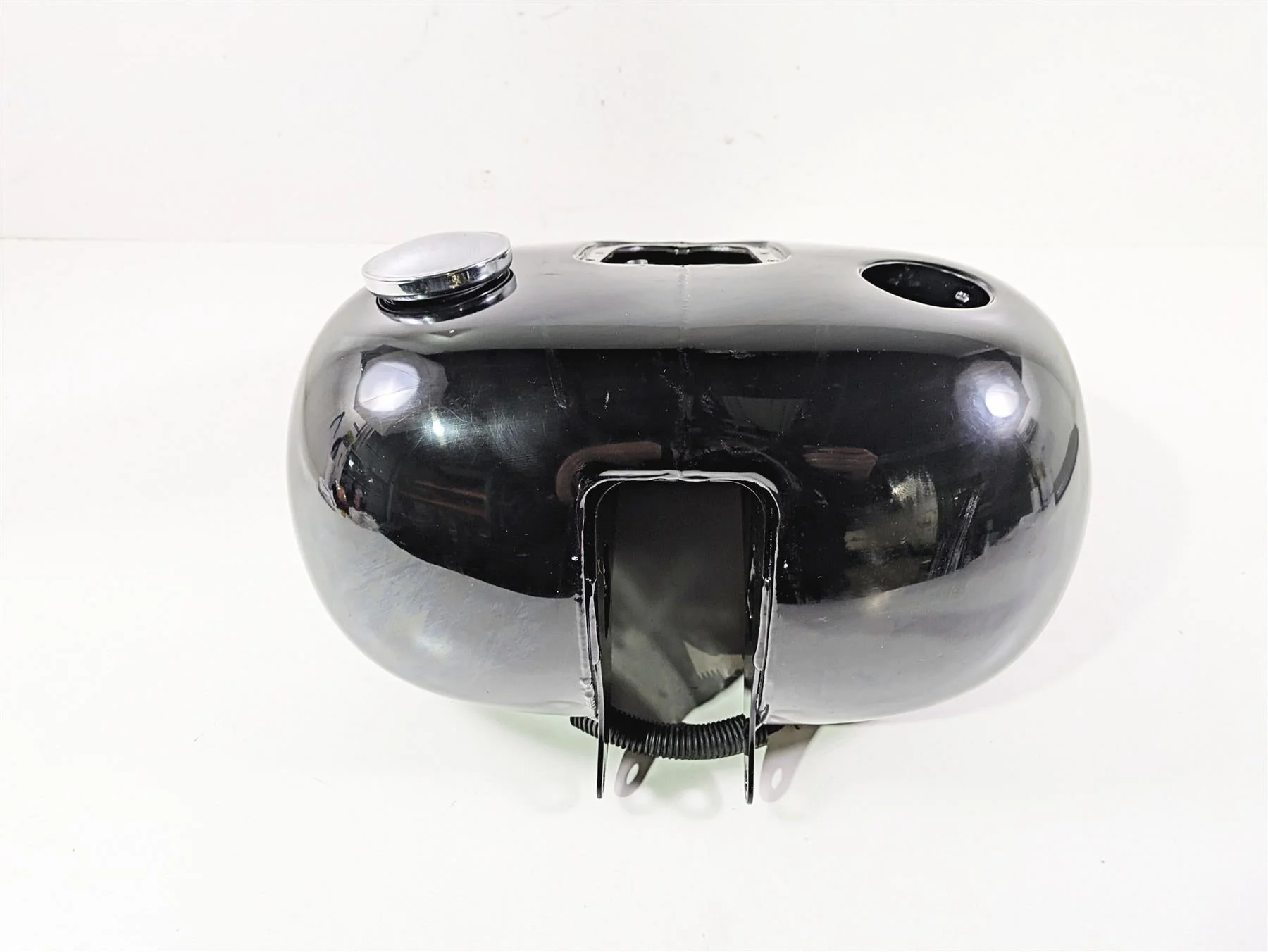 2014 Harley FLS Softail Slim Fuel Gas Petrol Tank Reservoir - Dent 61625-11 - Image 4