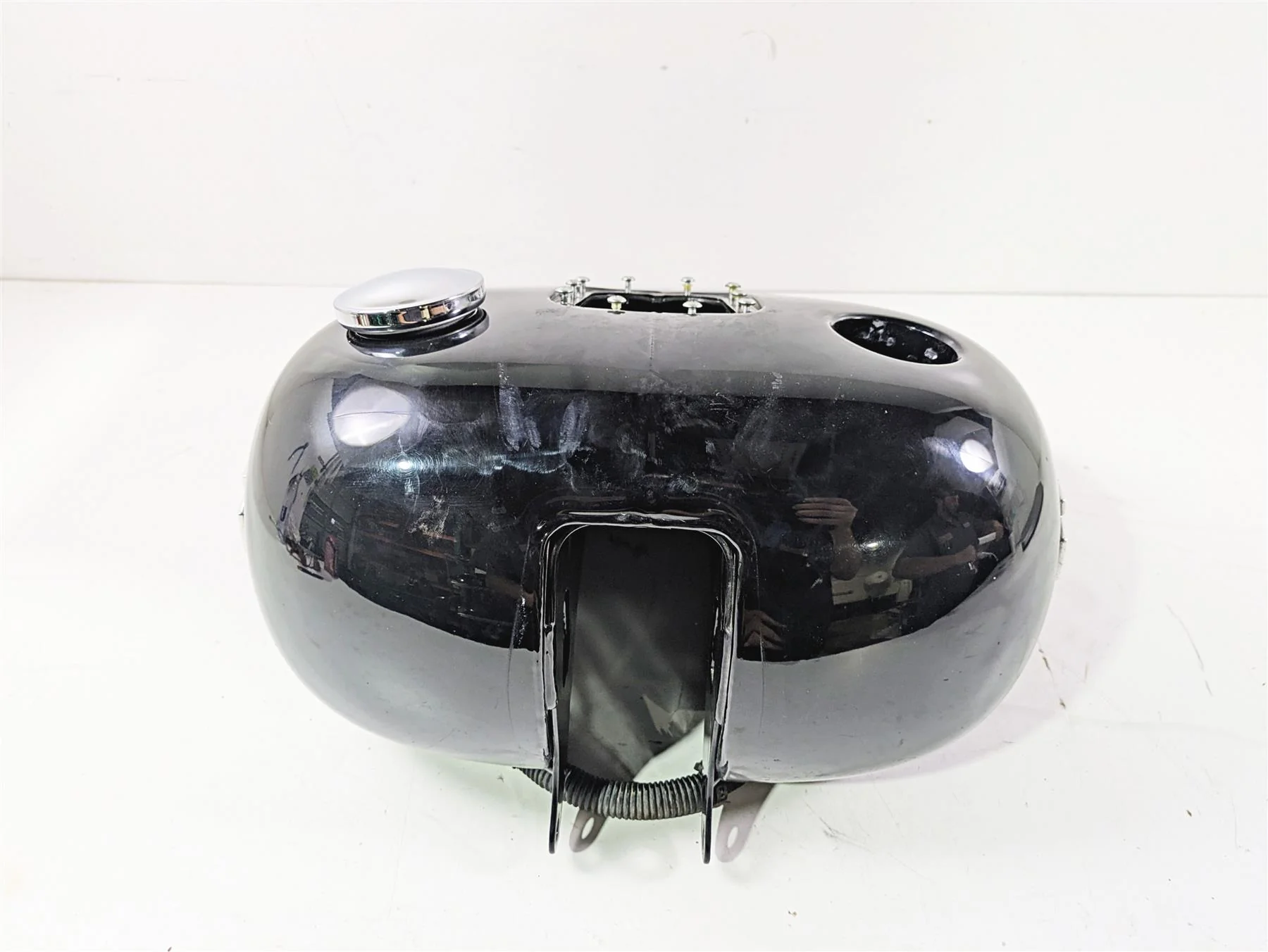 2014 Harley FLS Softail Slim Fuel Gas Petrol Tank Reservoir - Read 61625-11 - Image 4