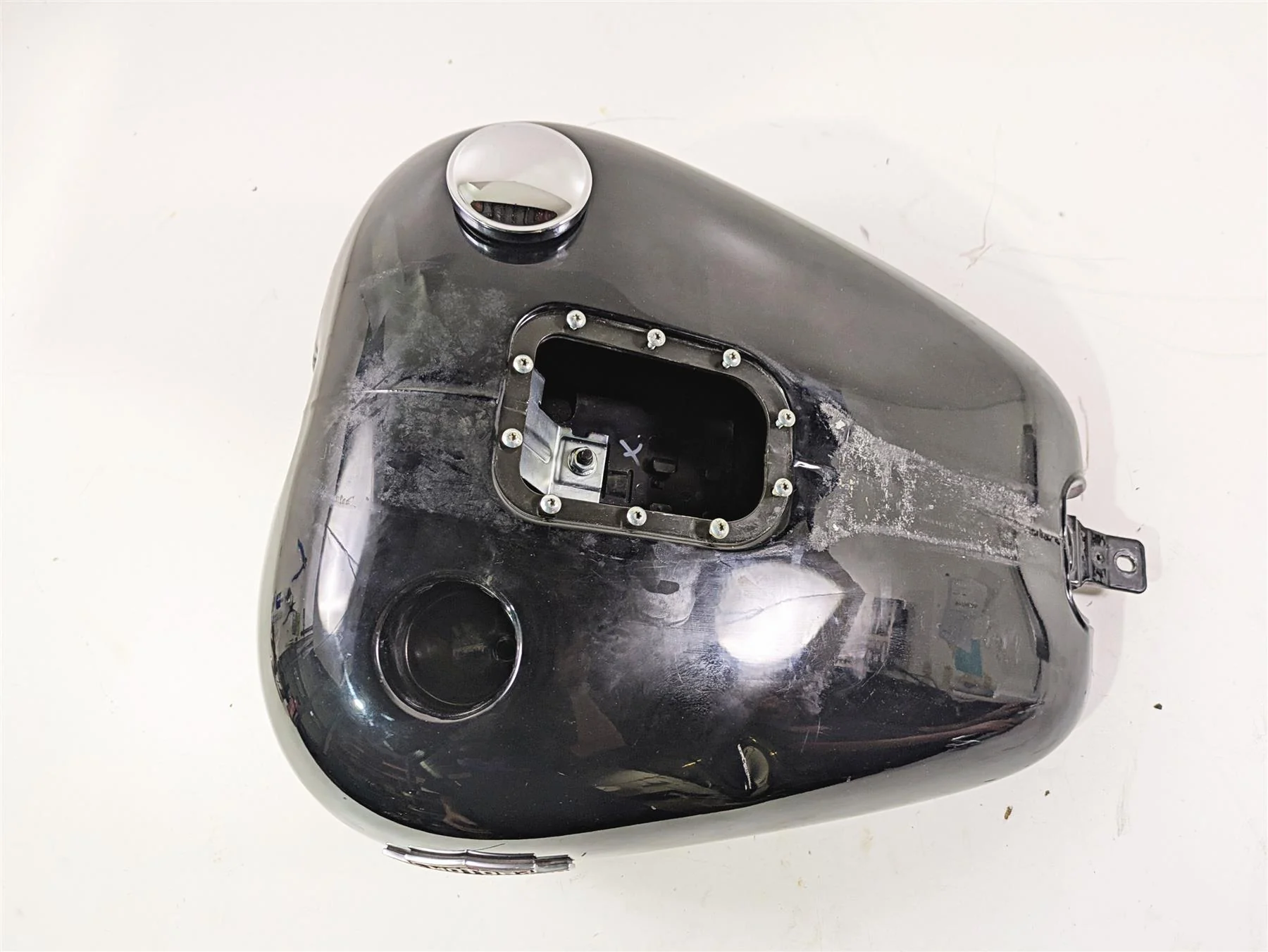 2014 Harley FLS Softail Slim Fuel Gas Petrol Tank Reservoir - Read 61625-11 - Image 5