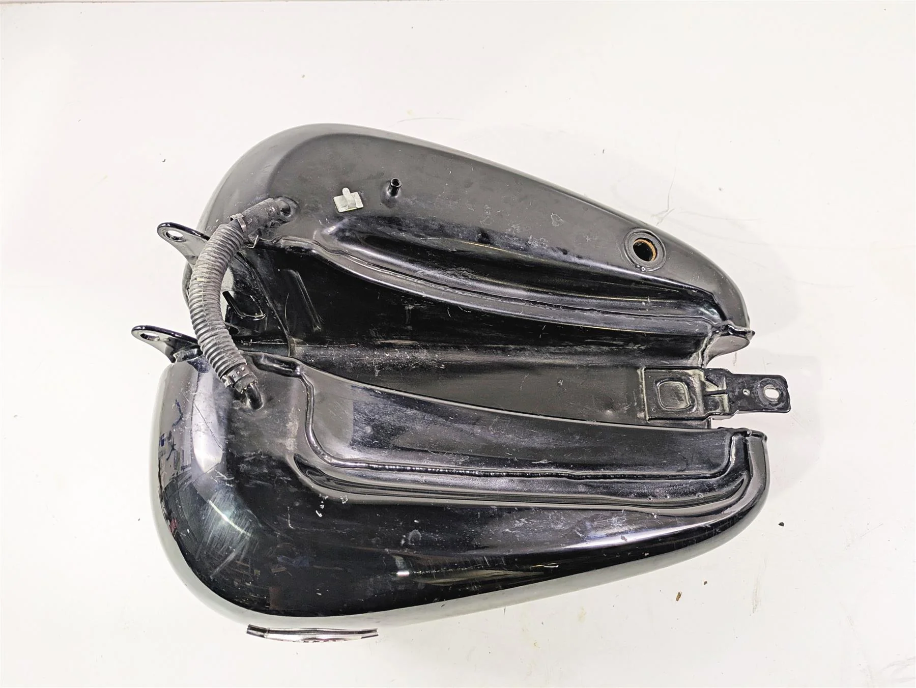 2014 Harley FLS Softail Slim Fuel Gas Petrol Tank Reservoir - Read 61625-11 - Image 9
