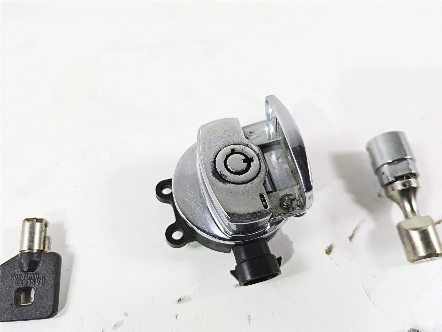 2014 Harley FLS Softail Slim Ignition Switch Key Lock Set 71400076 - Image 11