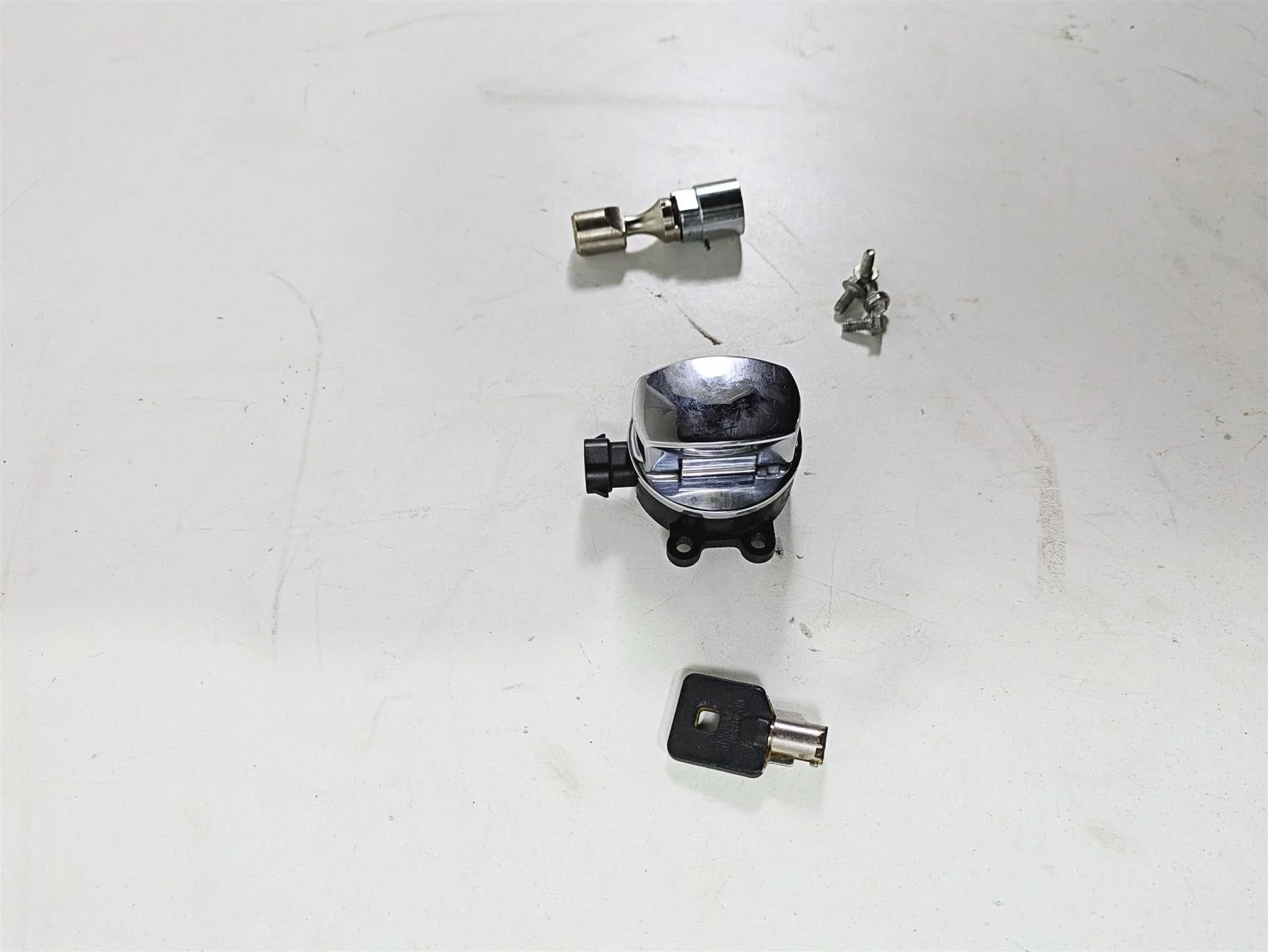 2014 Harley FLS Softail Slim Ignition Switch Key Lock Set 71400076 - Image 2