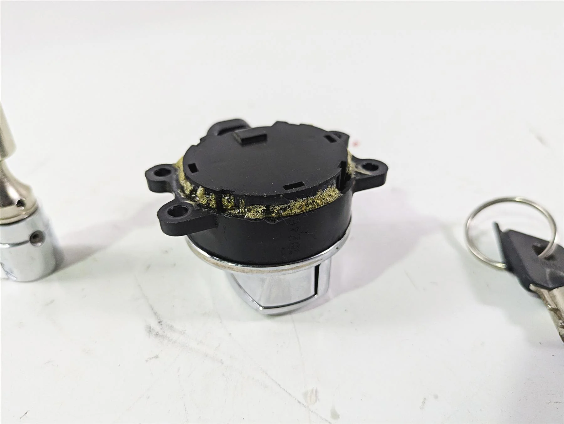 2014 Harley FLS Softail Slim Ignition Switch Key Lock Set 71400076 - Image 9