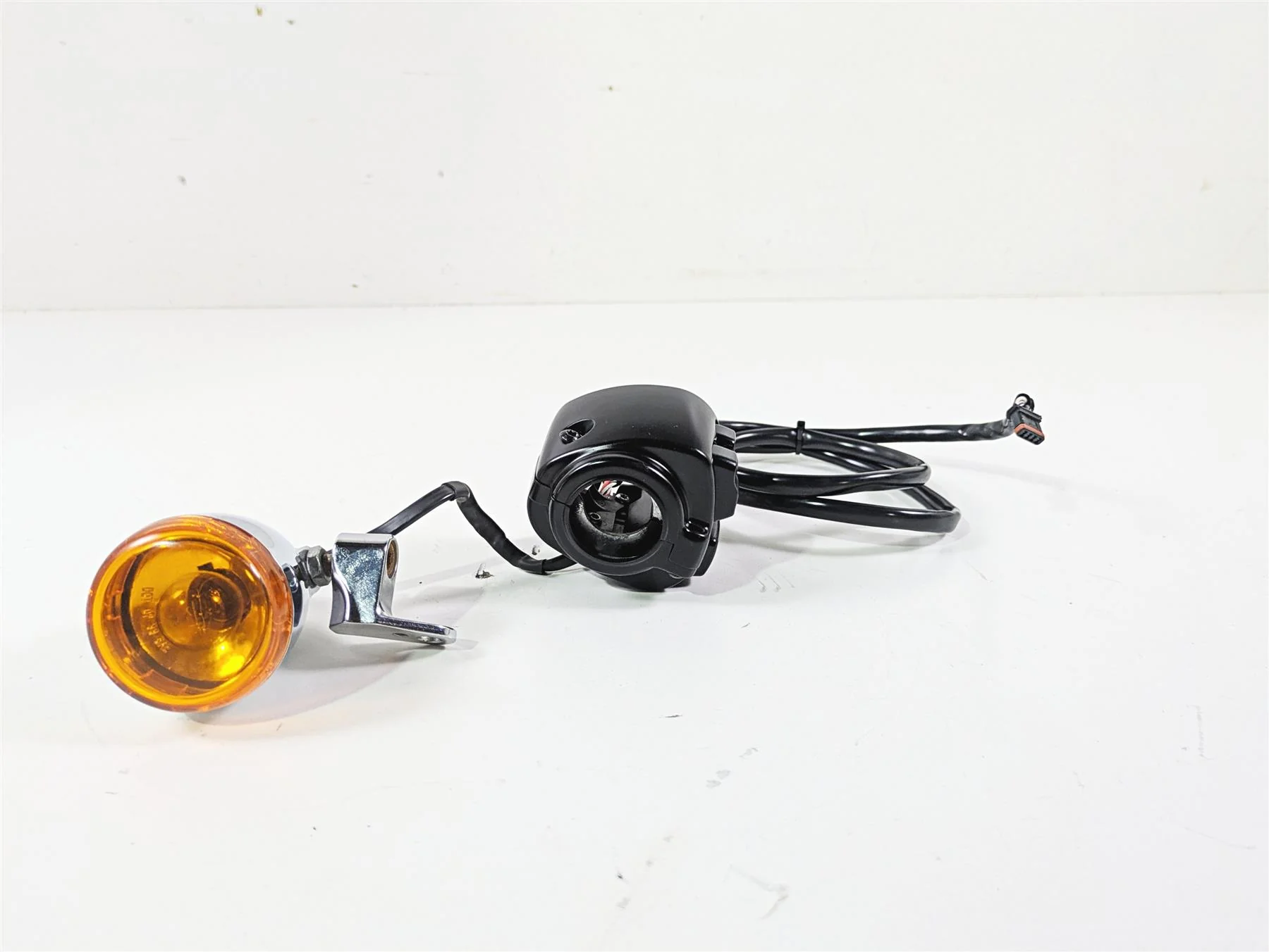 2014 Harley FXDF Dyna Fat Bob Left Hand Control Switch & Blinker 72945-12 - Image 4