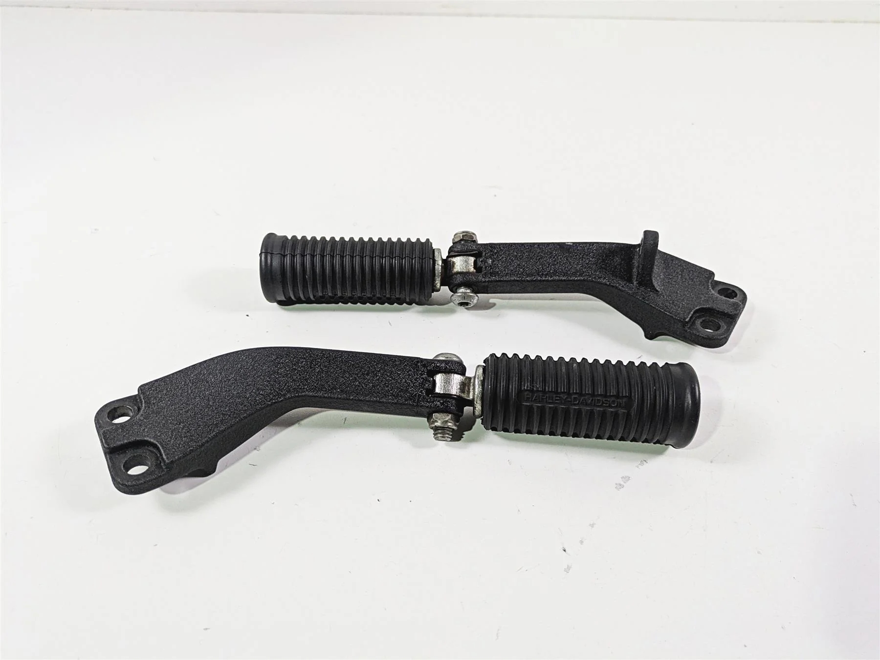 2014 Harley FXDF Dyna Fat Bob Rear Passenger Footpeg Set 49224-06A 49230-06 - Image 2