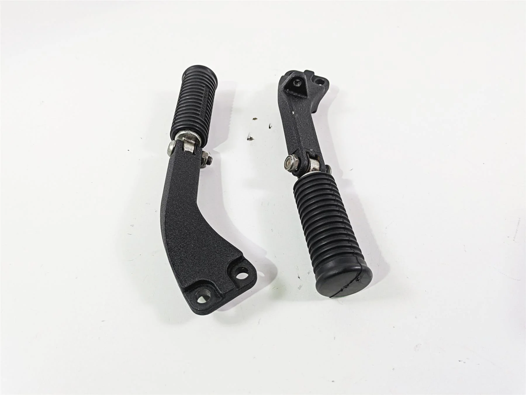 2014 Harley FXDF Dyna Fat Bob Rear Passenger Footpeg Set 49224-06A 49230-06 - Image 3