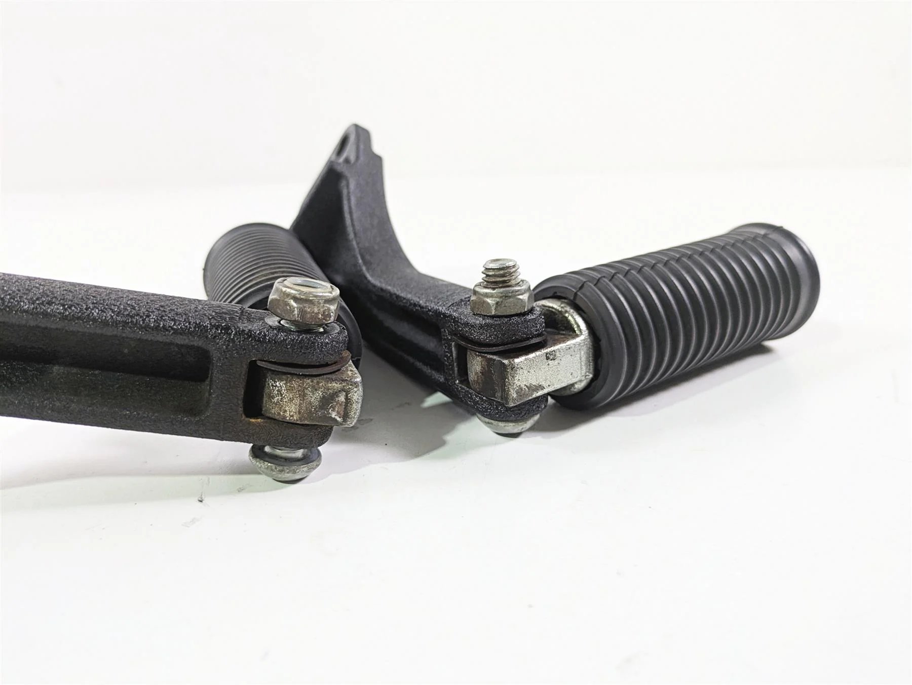 2014 Harley FXDF Dyna Fat Bob Rear Passenger Footpeg Set 49224-06A 49230-06 - Image 7