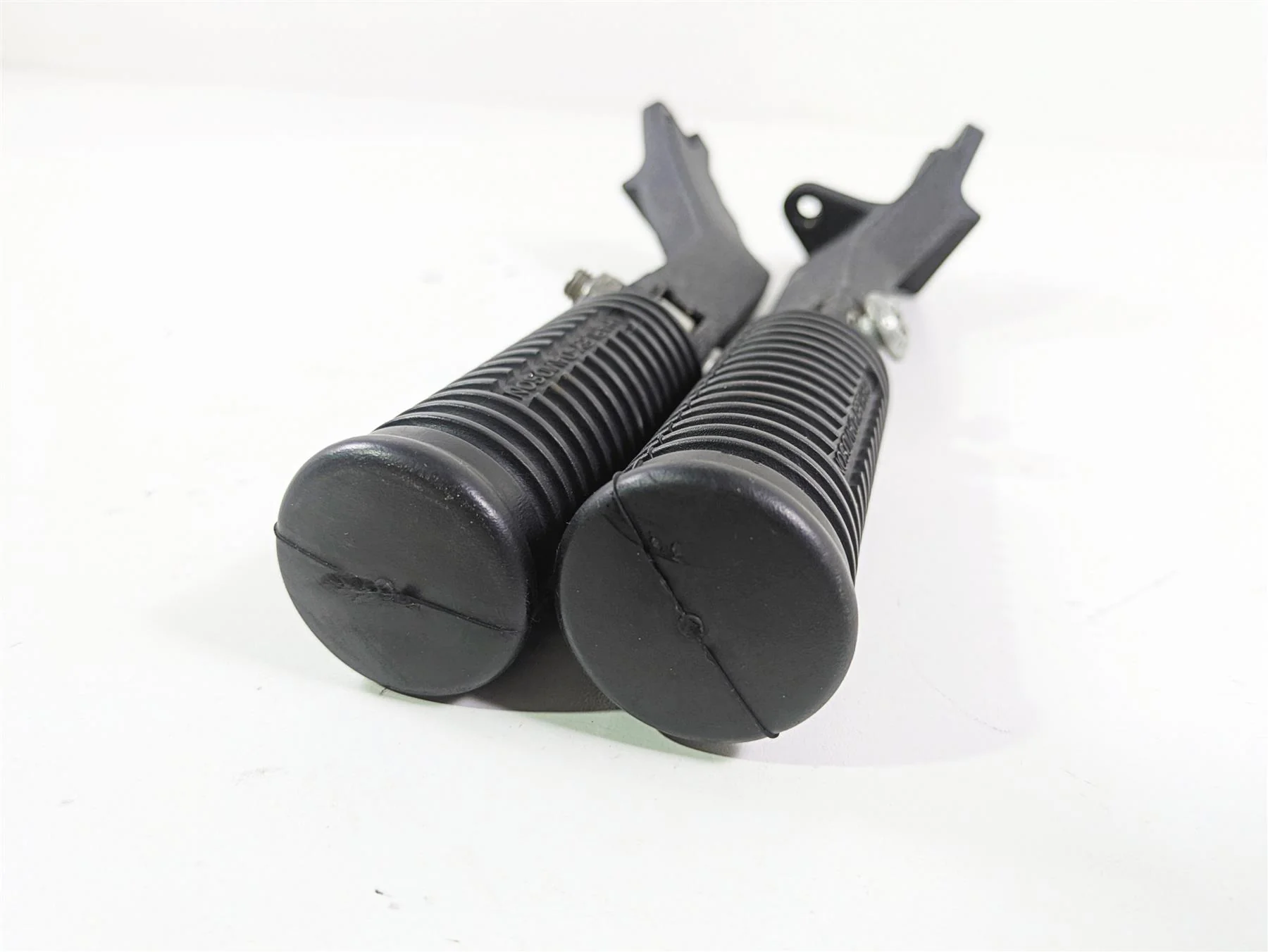 2014 Harley FXDF Dyna Fat Bob Rear Passenger Footpeg Set 49224-06A 49230-06 - Image 9