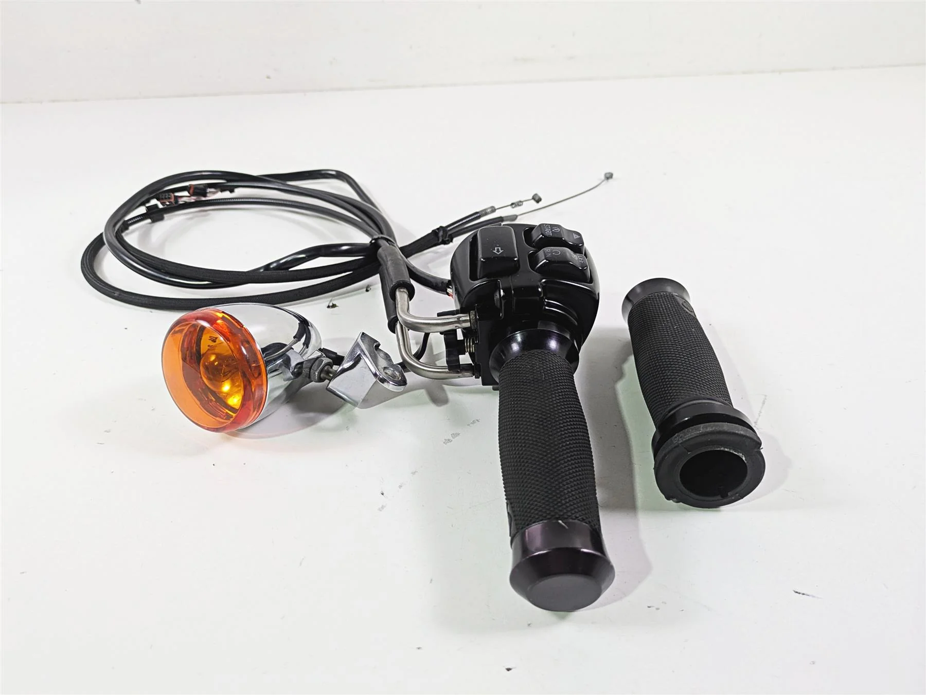 2014 Harley FXDF Dyna Fat Bob Right Hand Control Switch & Blinker 72944-12 - Image 5