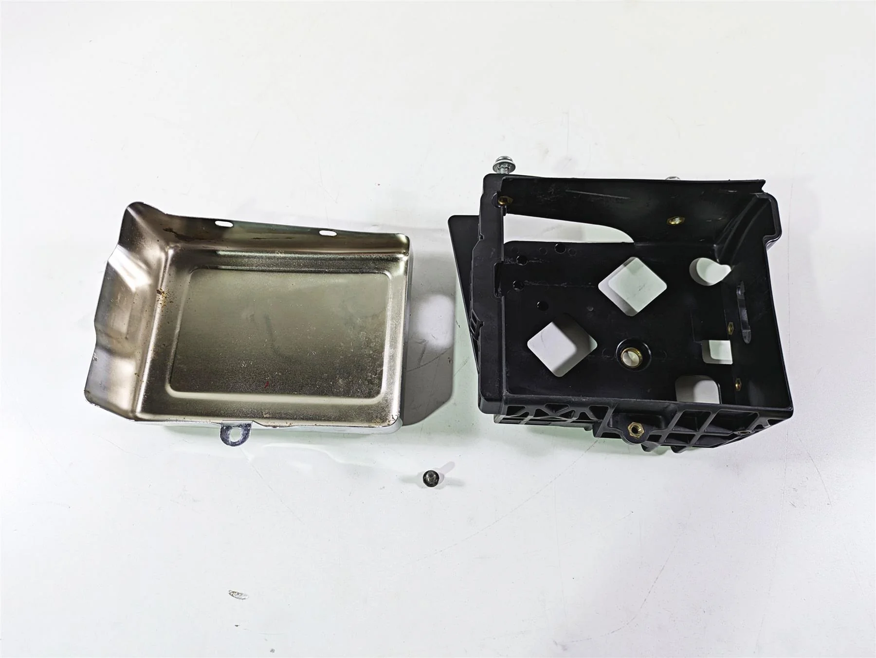 2014 Harley FXDL Dyna Low Rider Battery Tray & Chrome Cover 61300151 70379-06B - Image 2
