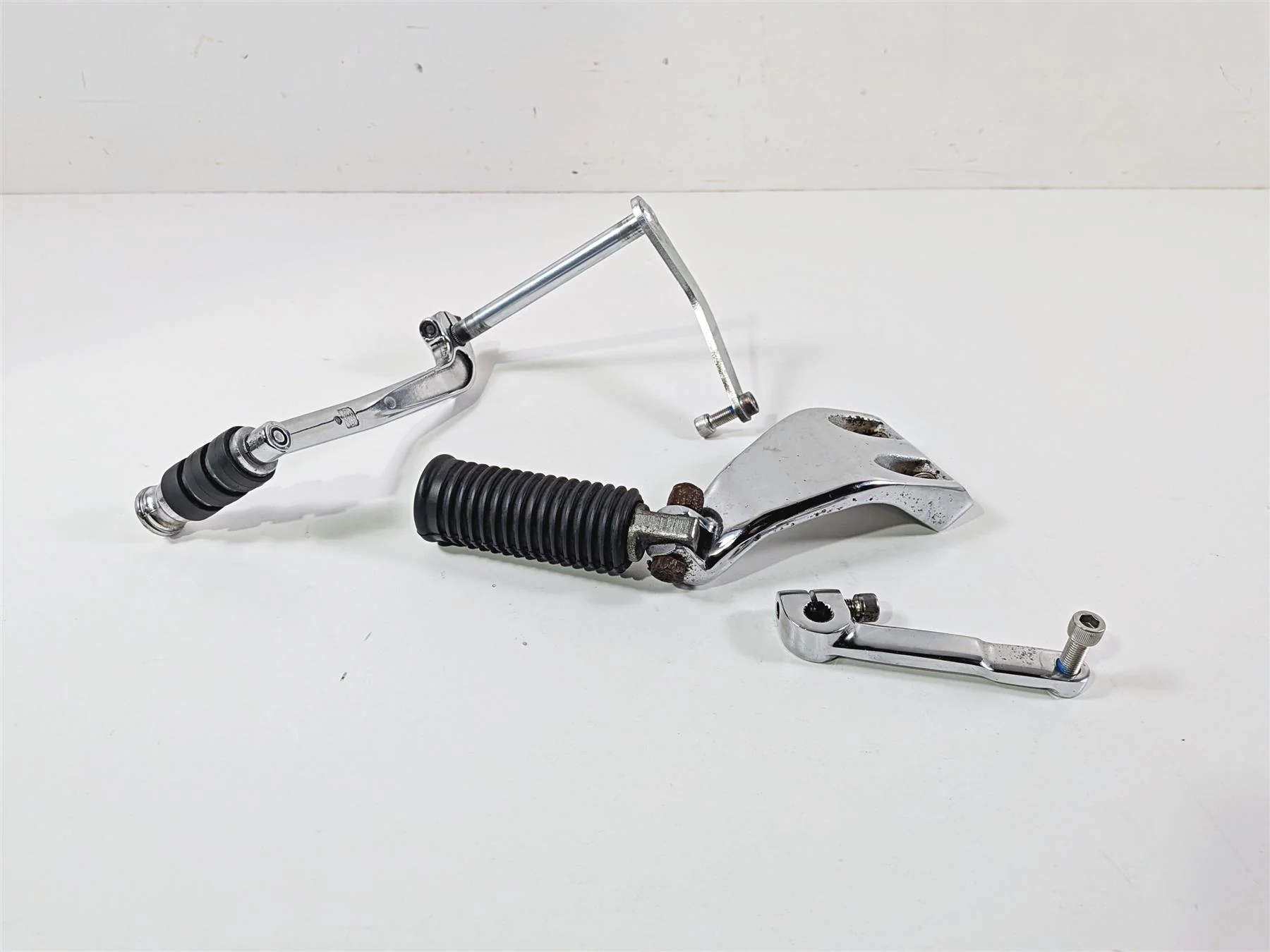 2014 Harley FXDL Dyna Low Rider Left Rider Mid Footpeg & Shifter 50500279 - Image 2