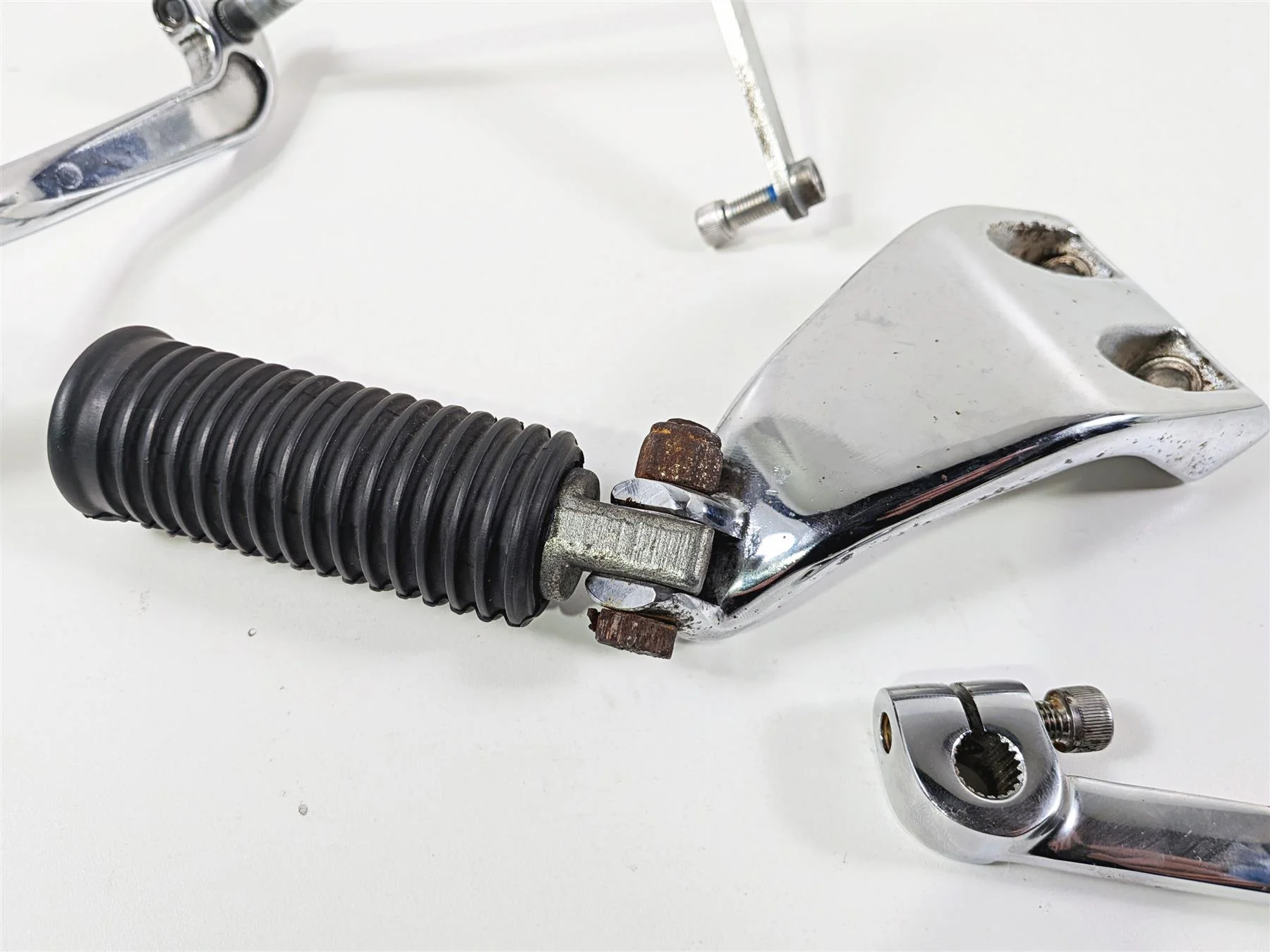 2014 Harley FXDL Dyna Low Rider Left Rider Mid Footpeg & Shifter 50500279 - Image 3