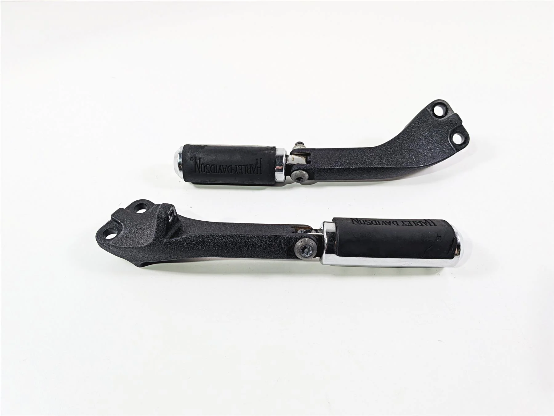 2014 Harley FXDL Dyna Low Rider Passenger Footpeg & Mount Set 49224-06A - Image 4