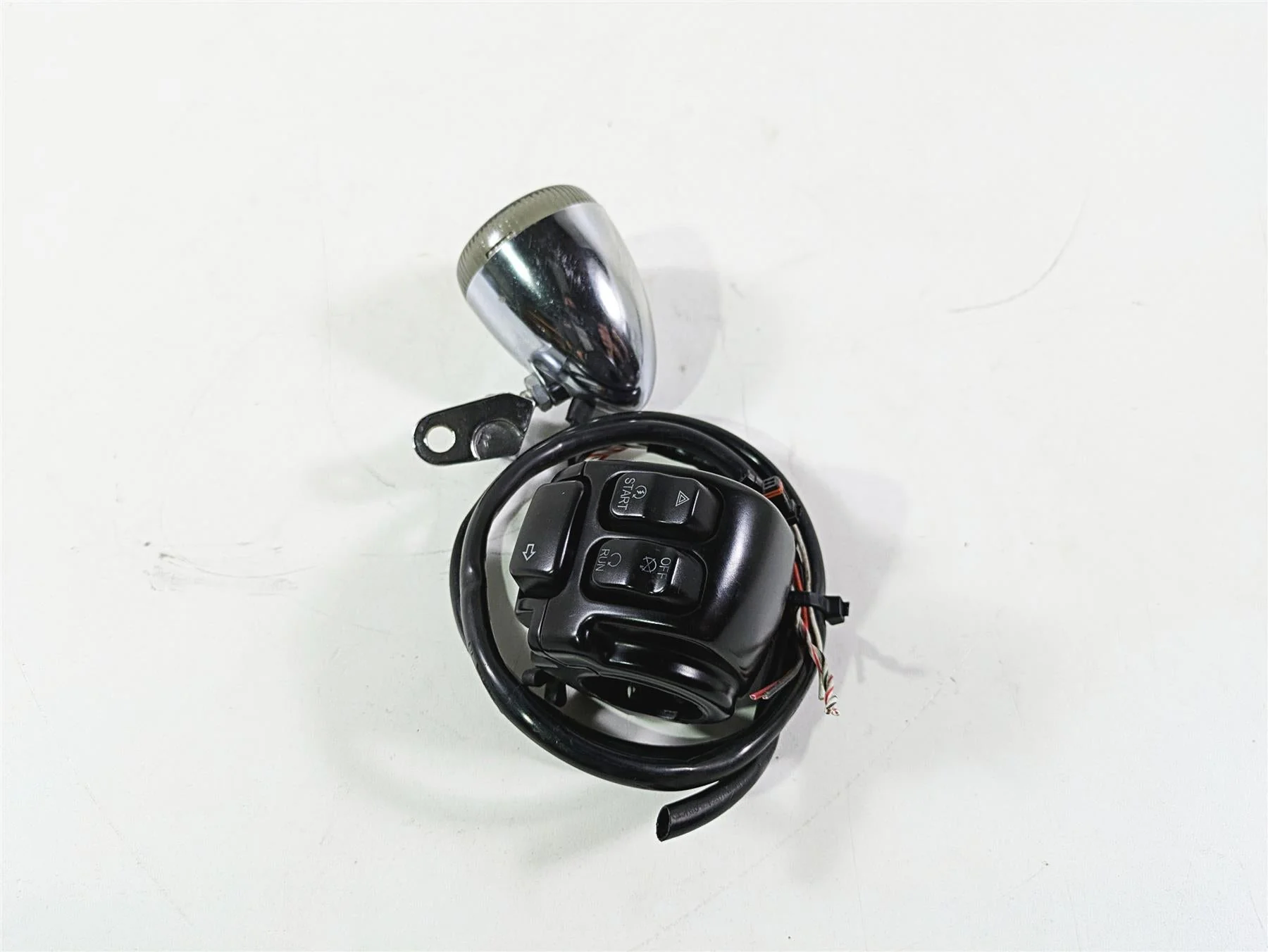 2014 Harley FXDL Dyna Low Rider Right Hand Control Switch Blinker -Read 72944-12 - Image 2