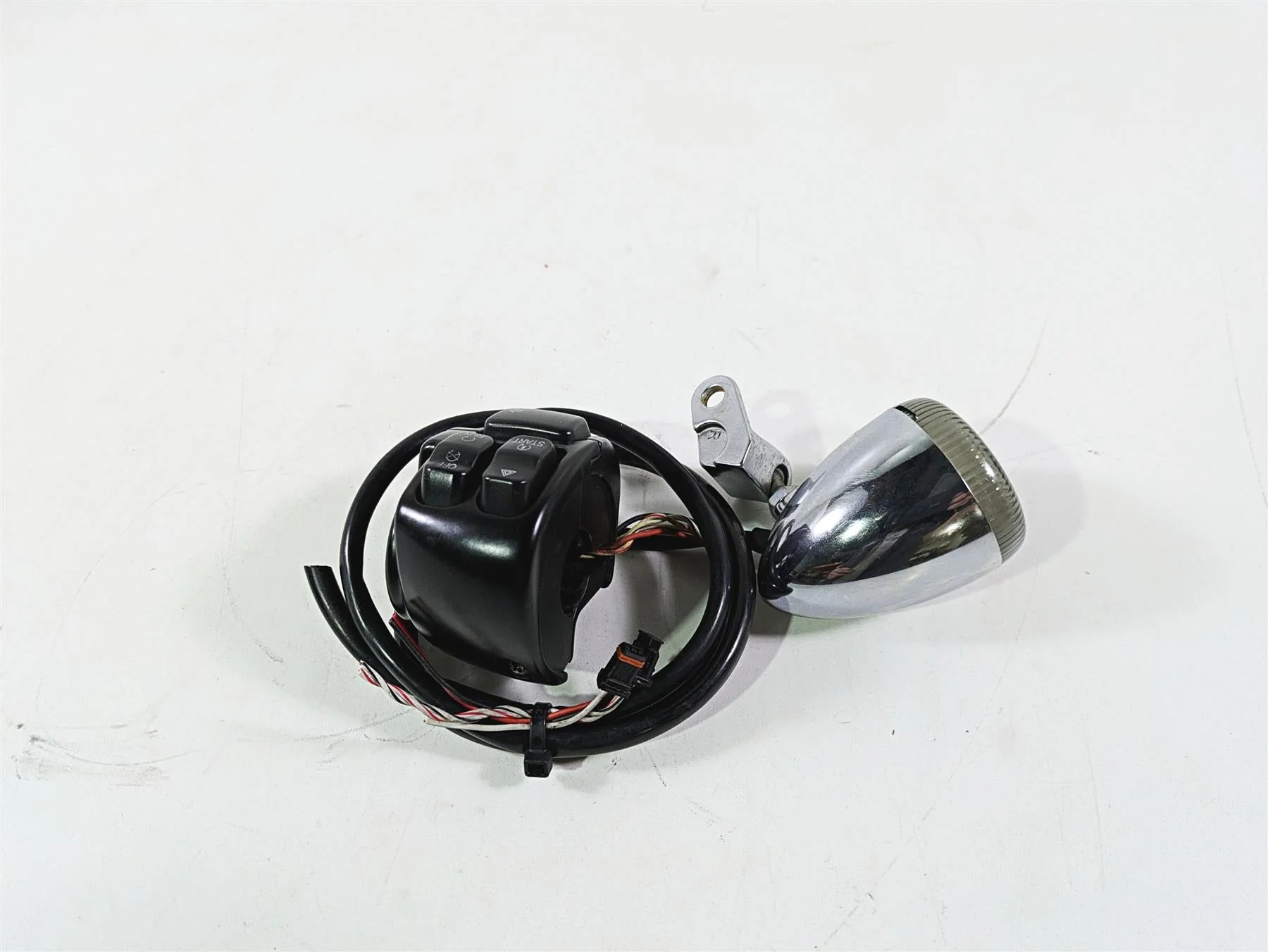 2014 Harley FXDL Dyna Low Rider Right Hand Control Switch Blinker -Read 72944-12 - Image 3