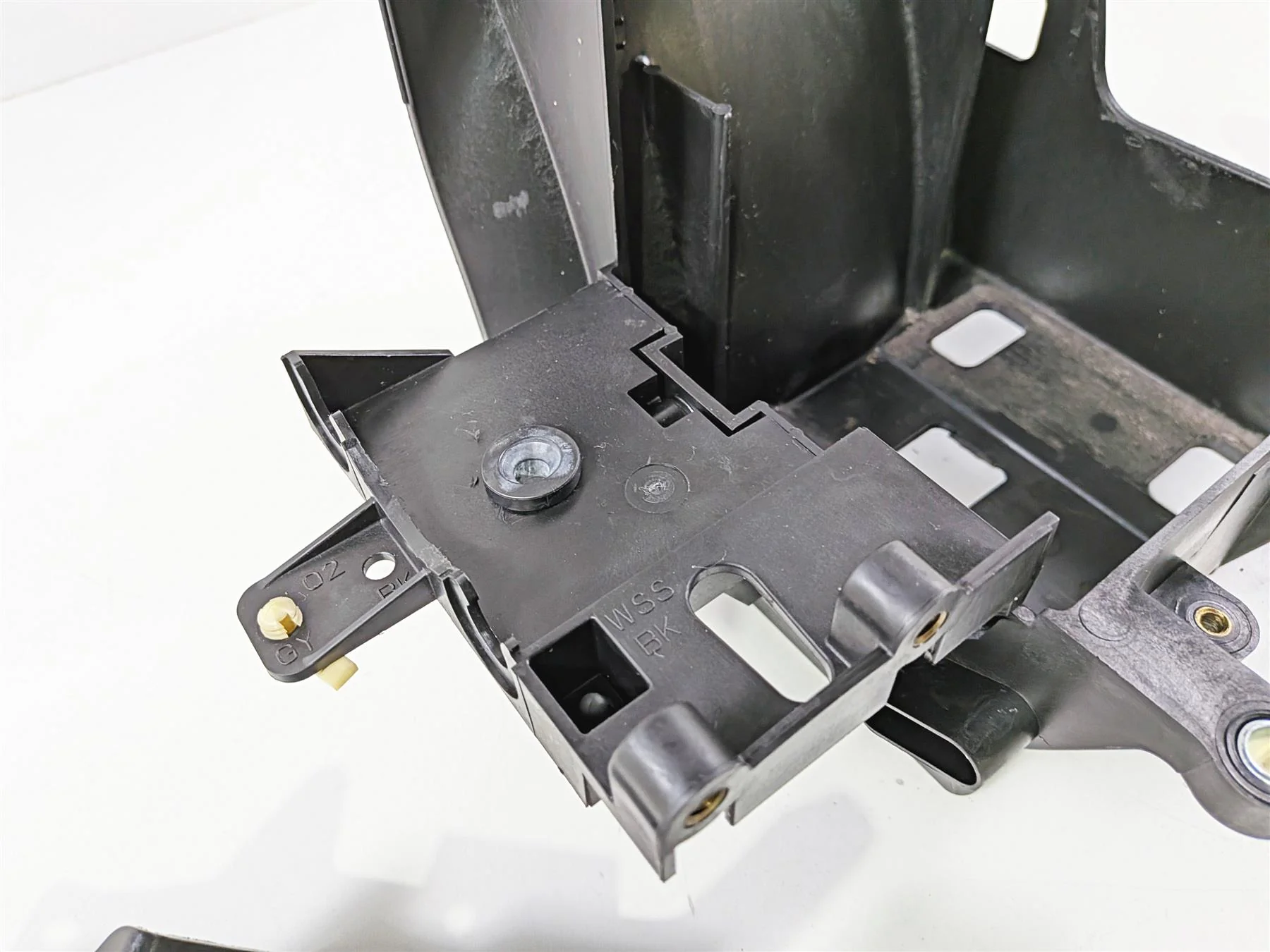 2014 Harley Touring FLHTK Electra Glide Battery & Ecm Holder - Read 66000010A - Image 15