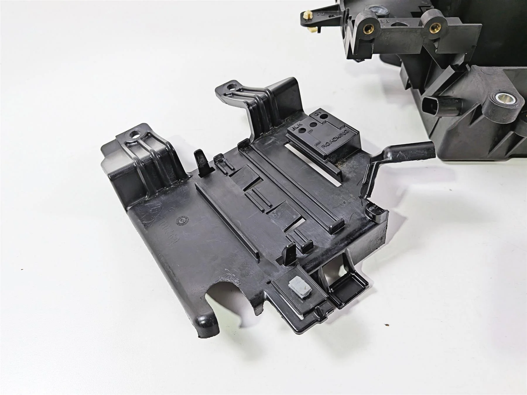 2014 Harley Touring FLHTK Electra Glide Battery & Ecm Holder - Read 66000010A - Image 3