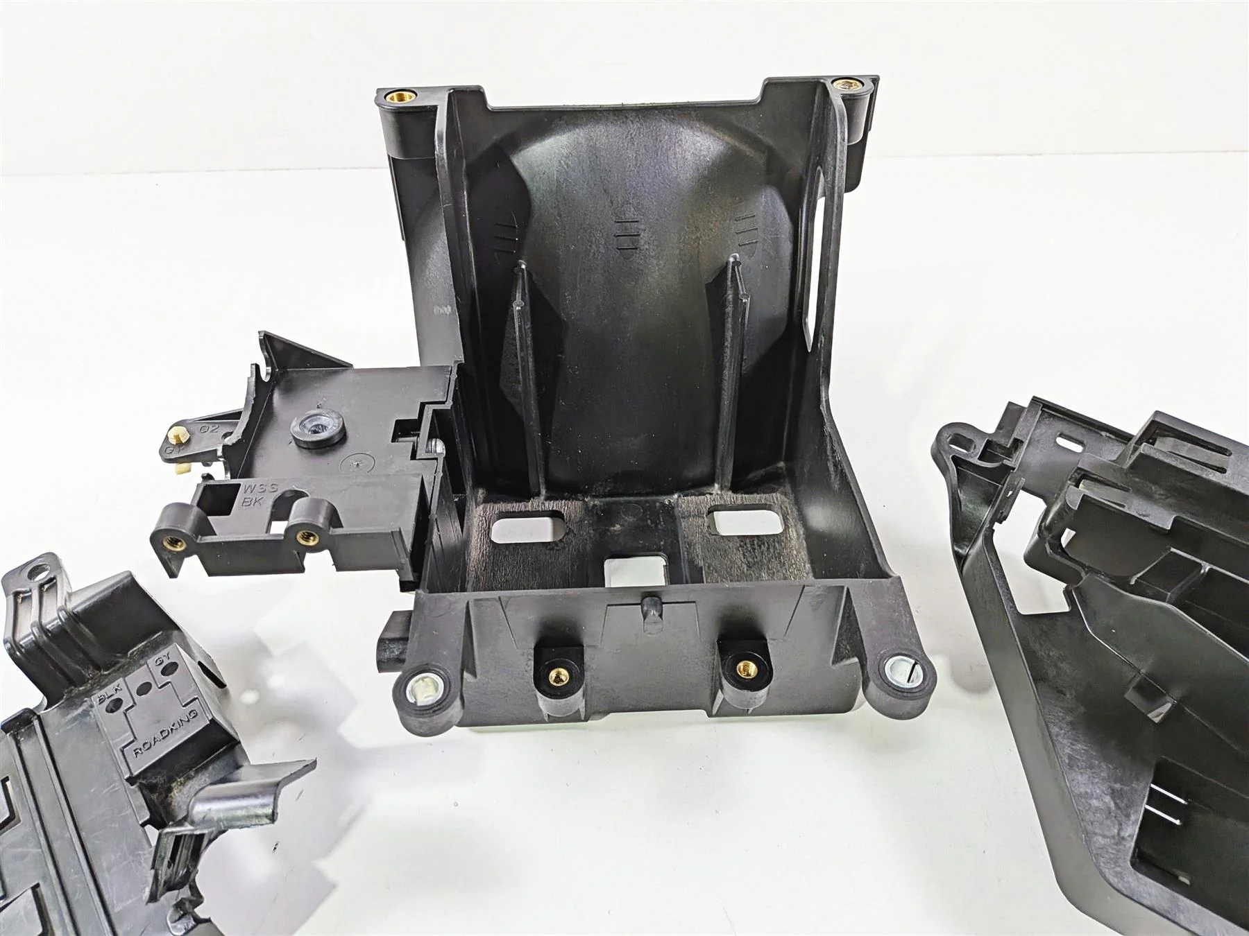 2014 Harley Touring FLHTK Electra Glide Battery & Ecm Holder - Read 66000010A - Image 4