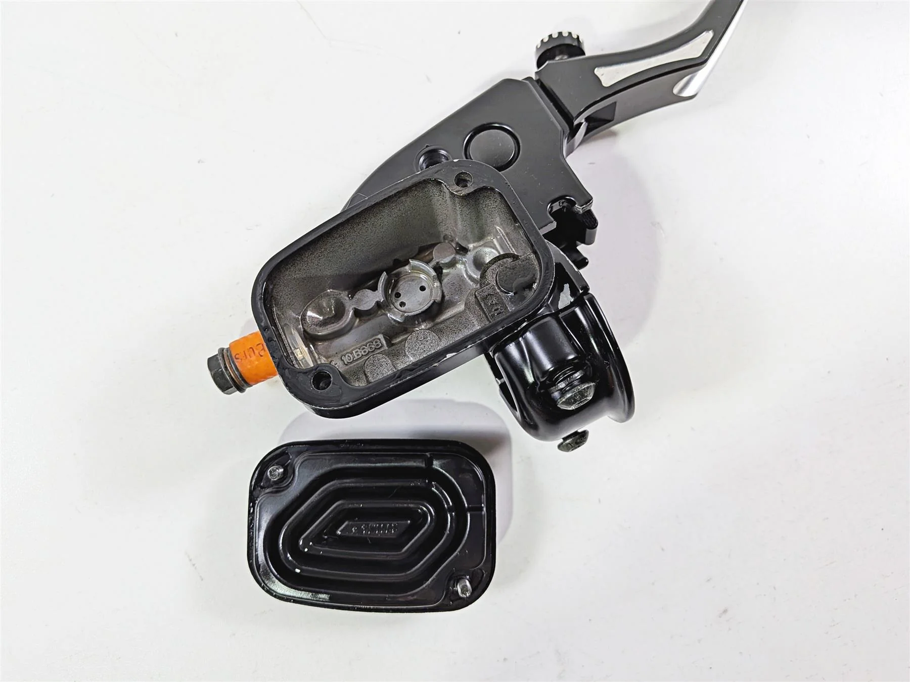 2014 Harley Touring FLHTK Electra Glide Front Brake Master Cylinder 44551-08F - Image 10