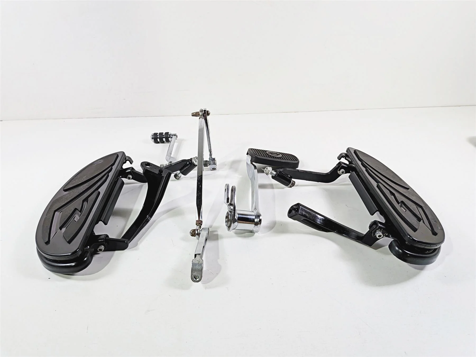 2014 Harley Touring FLHTK Electra Glide Front Floorboard & Lever Set 50621-06 - Image 2