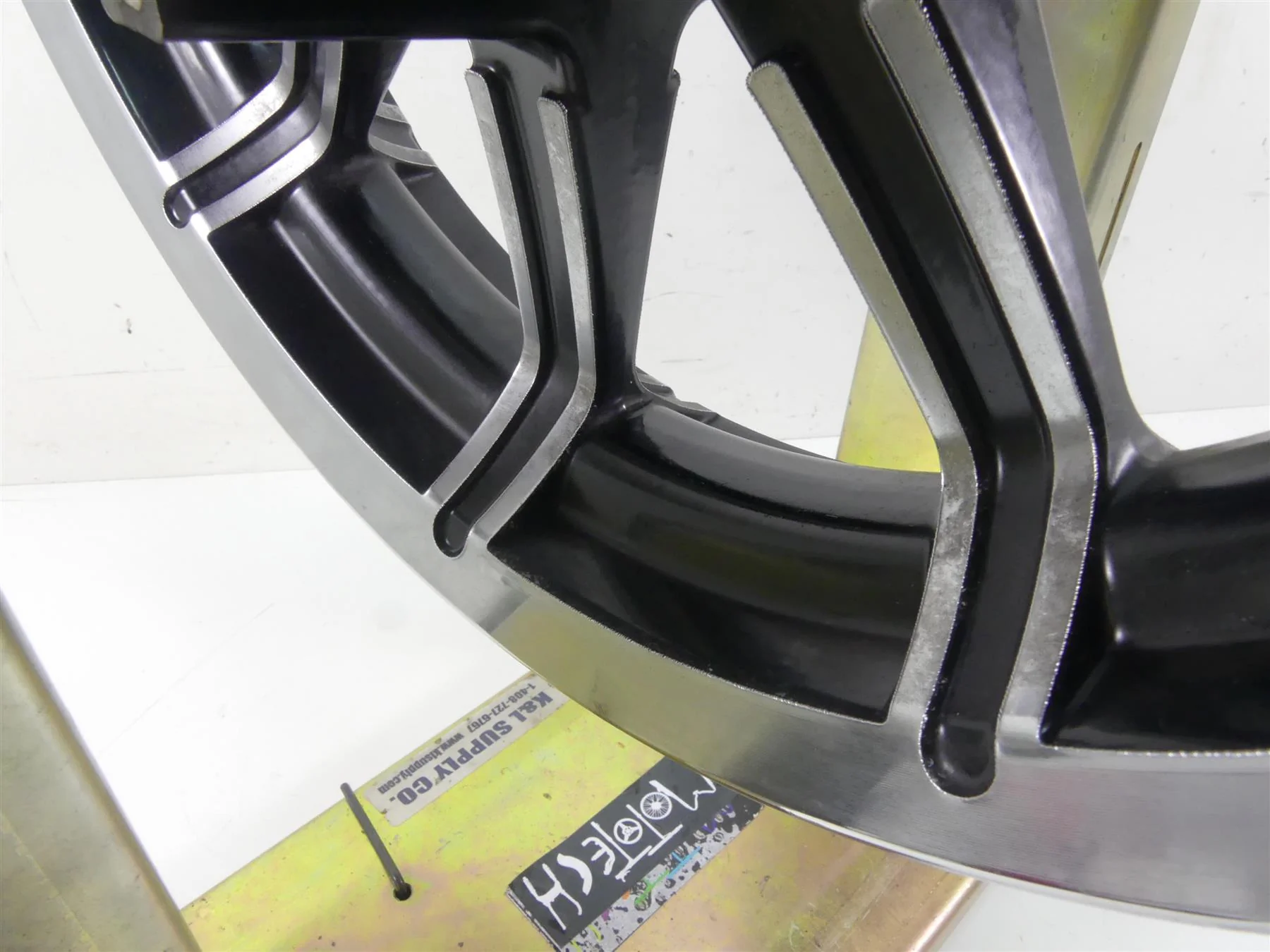 2014 Harley Touring FLHTK Electra Glide Front Impeller Wheel Rim 17x3 43300386 - Image 10