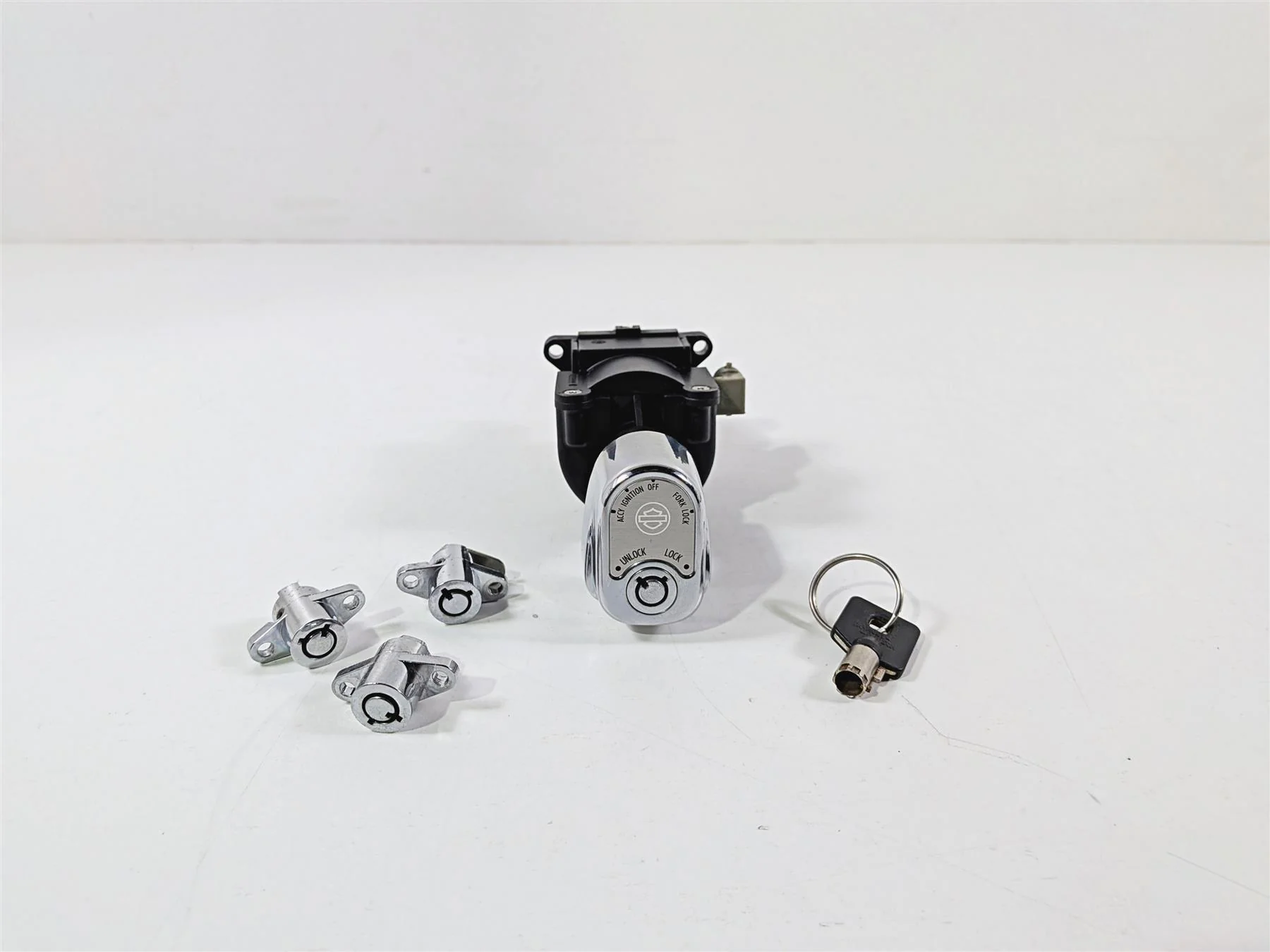 2014 Harley Touring FLHTK Electra Glide Ignition Switch + Keys - Read 71400012B - Image 2