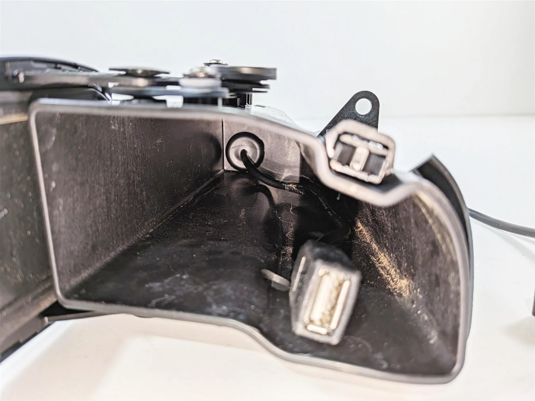 2014 Harley Touring FLHTK Electra Glide Media Phone Compartment Box 76000117 - Image 11