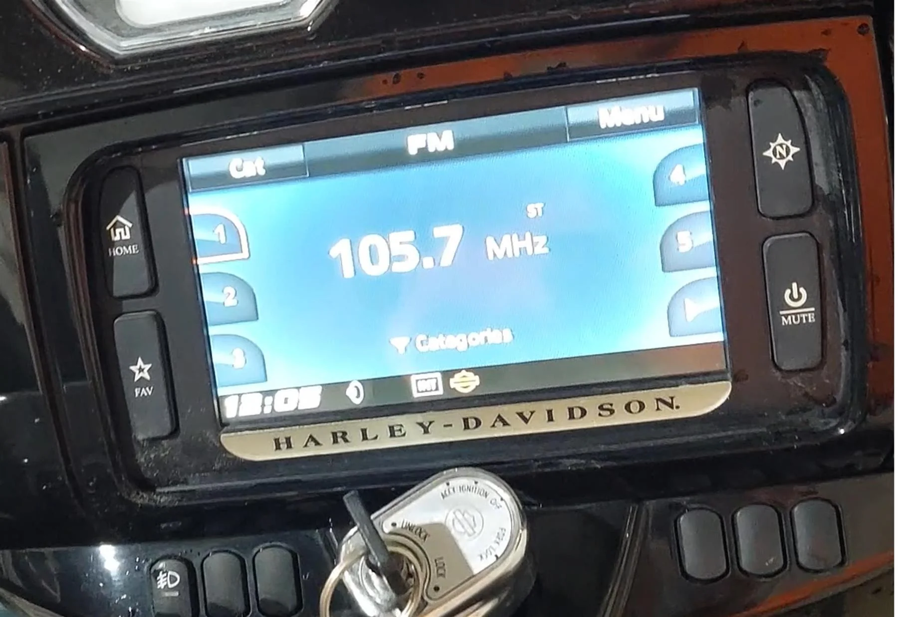 2014 Harley Touring FLHTK Electra Glide Radio Screen Boom Box 6.5 76000076 - Image 2